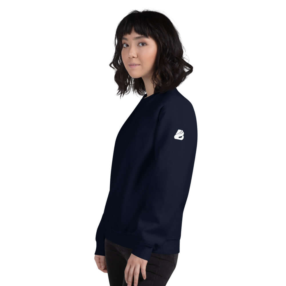 Unisex-Pullover N°5 in navy, worn by a model, highlighting its soft feel and classic fit, perfect for staying warm in colder months.