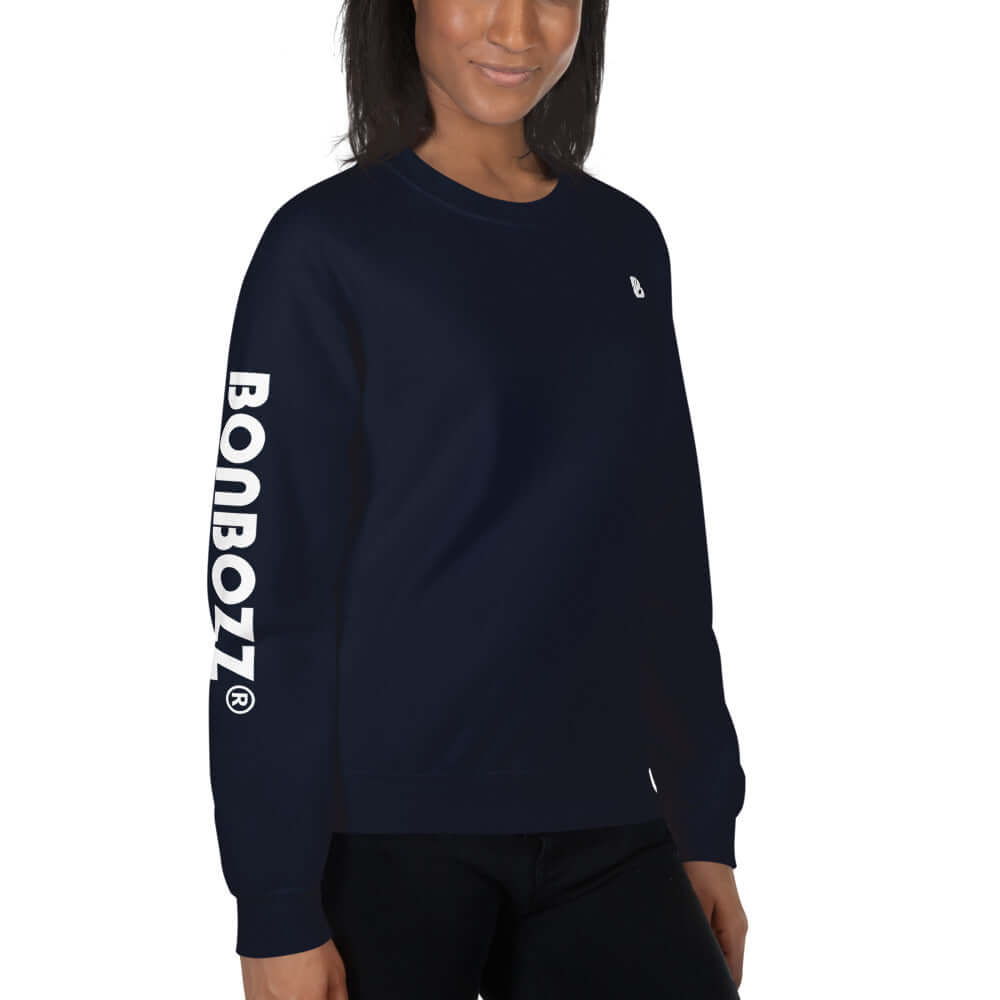Unisex-Pullover N°13 in navy blue worn by a person, features classic fit and ribbed collar for comfort, ideal for cold weather.