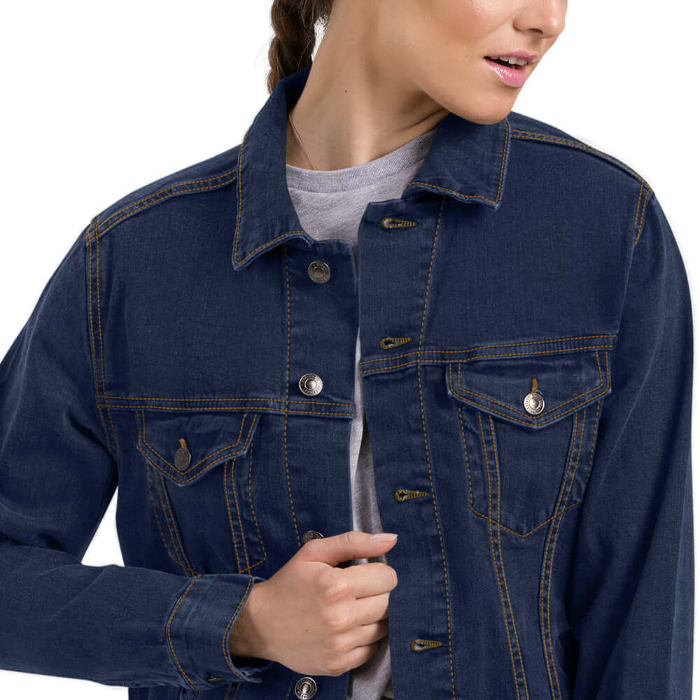 Close-up of a person wearing the stylish Unisex Jeansjacke N°0 with buttoned chest pockets, showcasing fashion versatility.