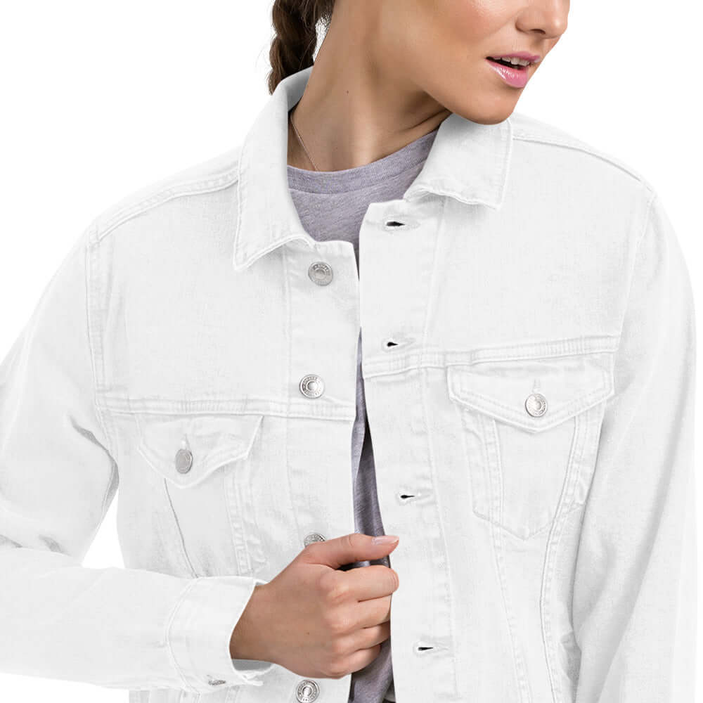 Unisex Jeansjacke N°0 in white, showcasing stylish buttoned chest pockets and collar, worn casually over a grey shirt.