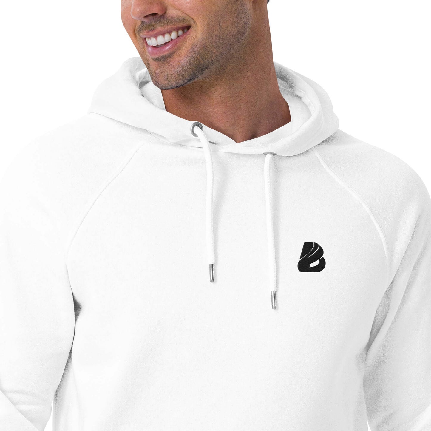 Man wearing Unisex Bio-Raglan-Hoodie N°1 in white with brand logo.