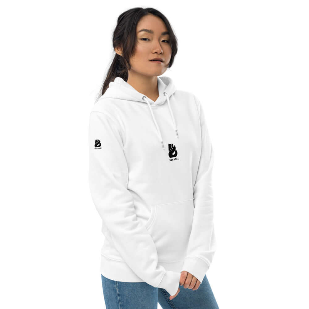 Model wearing Umweltfreundlicher Unisex-Kapuzenpullover N°0, eco-friendly white hoodie with front pocket and double-layered hood.