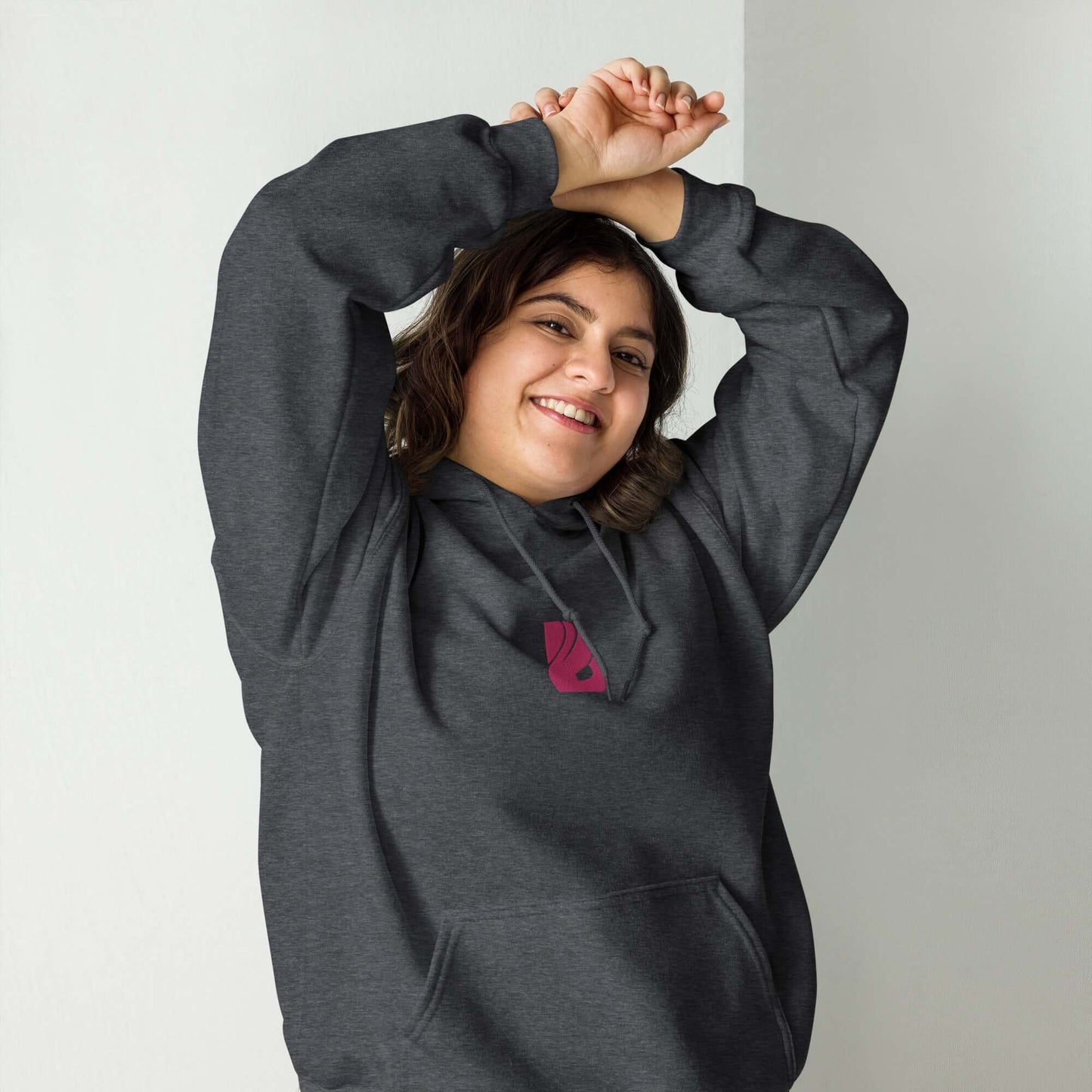 Model wearing Unisex-Kapuzenpullover N°44 in dark gray, showcasing comfort and style, perfect for cool evenings.