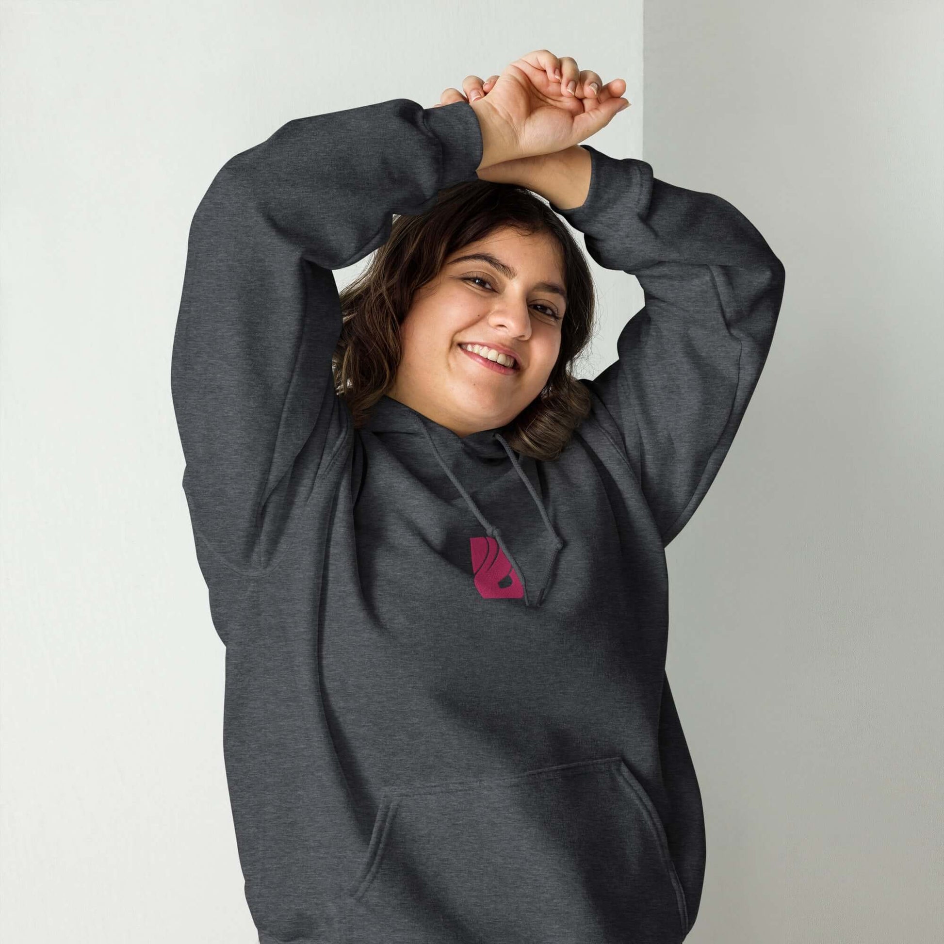 Model wearing Unisex-Kapuzenpullover N°44 in dark gray, showcasing comfort and style, perfect for cool evenings.