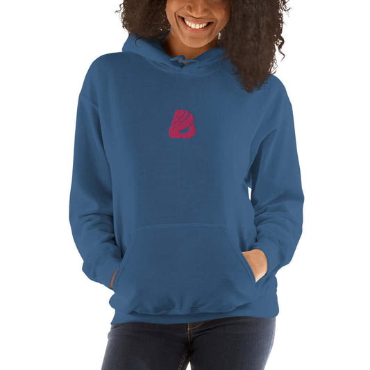 Unisex-Kapuzenpullover N°44 in blue, worn by model, featuring soft fabric and stylish design ideal for cozy cool evenings.