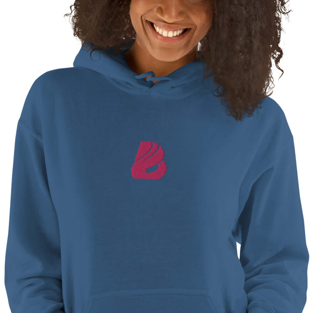 Unisex-Kapuzenpullover N°44 in Blau mit rotem Logo, weicher Stoff, ideal für kühle Abende.