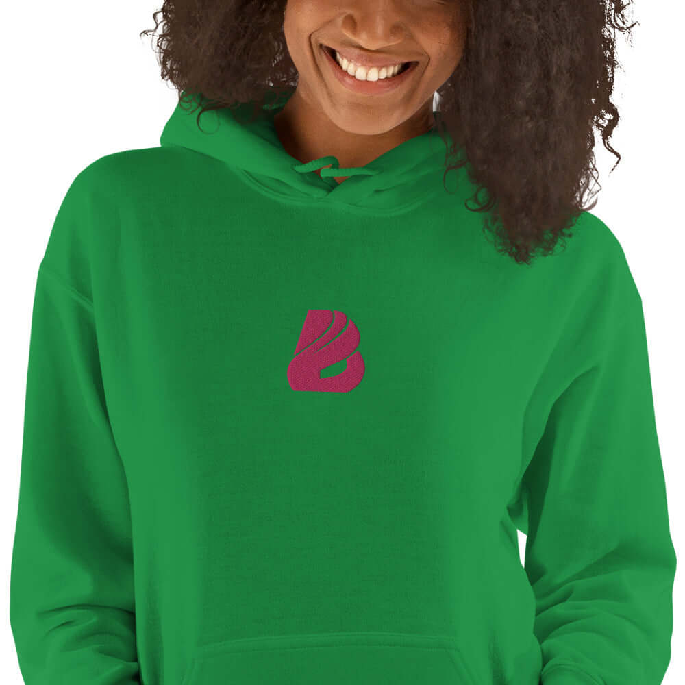 Person wearing green Unisex-Kapuzenpullover N°44 with purple logo.