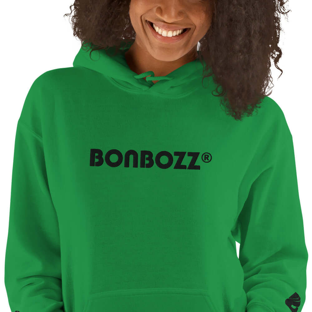 Unisex-Kapuzenpullover N°46 in Grün mit BONBOZZ Schriftzug, perfekt für kühle Abende, 50% Baumwolle und 50% Polyester.