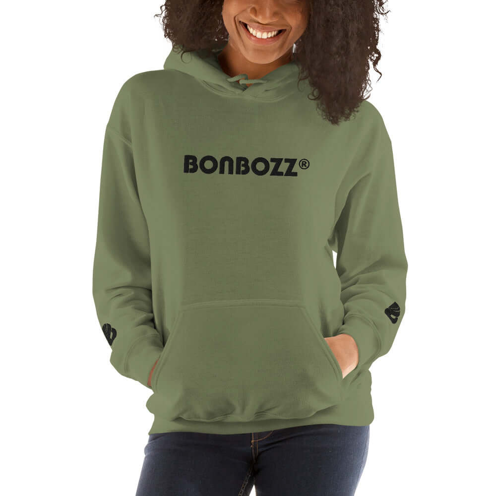Unisex-Kapuzenpullover N°46 in olive green worn by model, soft fabric, stylish design, perfect for cool evenings.