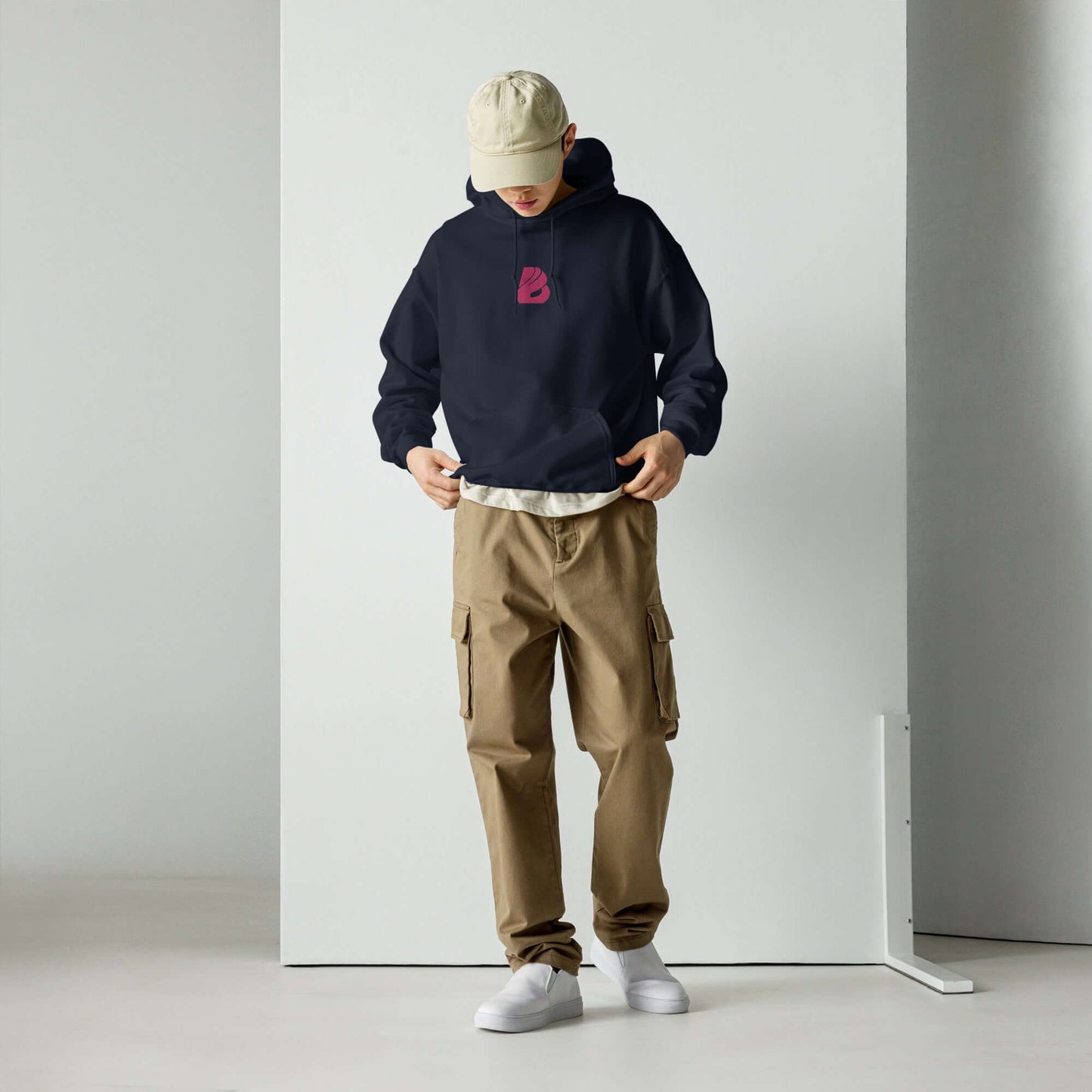 Model wearing Unisex-Kapuzenpullover N°44 with a casual outfit, highlighting the cozy and stylish design ideal for cool evenings.