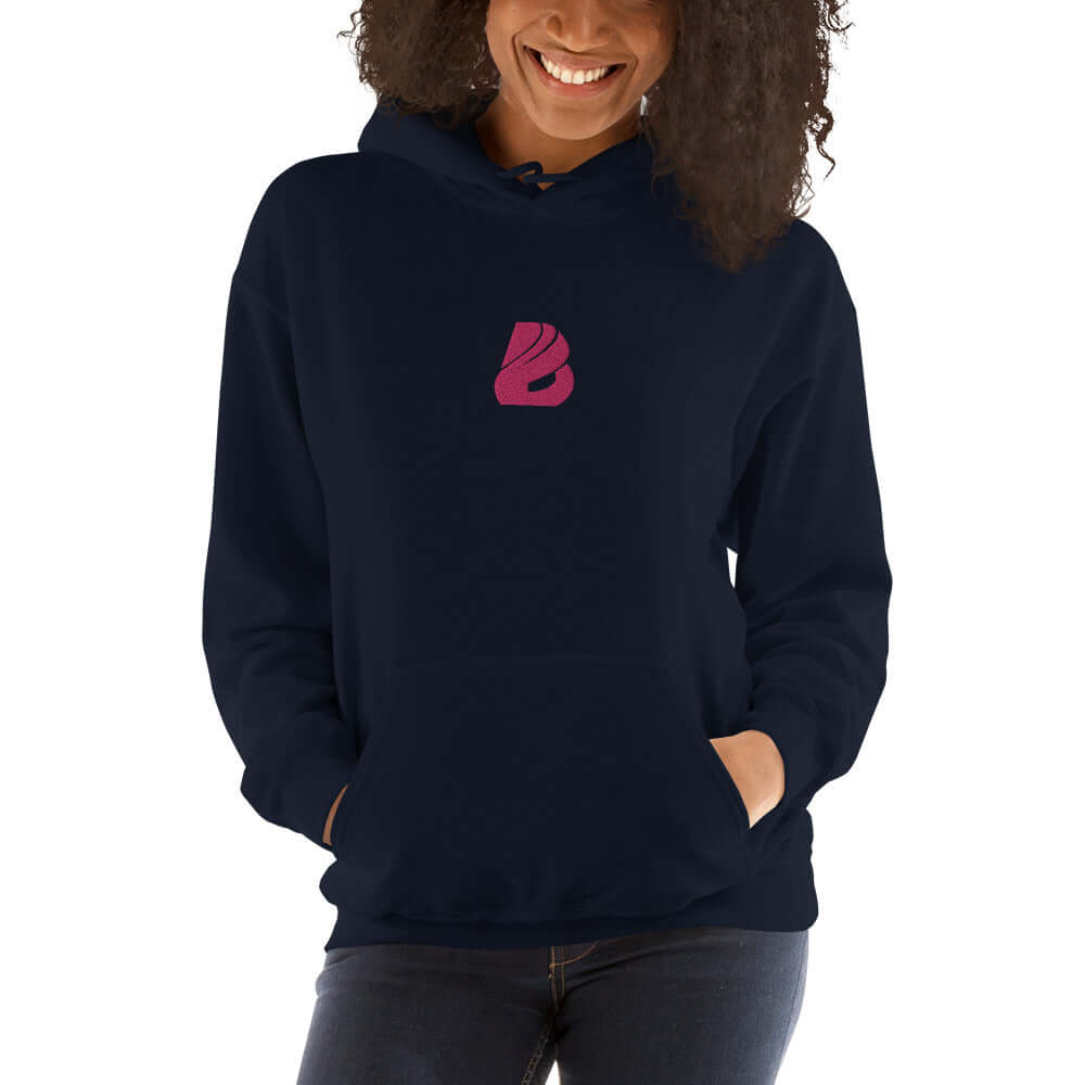 Unisex-Kapuzenpullover N°44 in navy blue, cozy and stylish hoodie with soft finish and pink logo, perfect for cool evenings.
