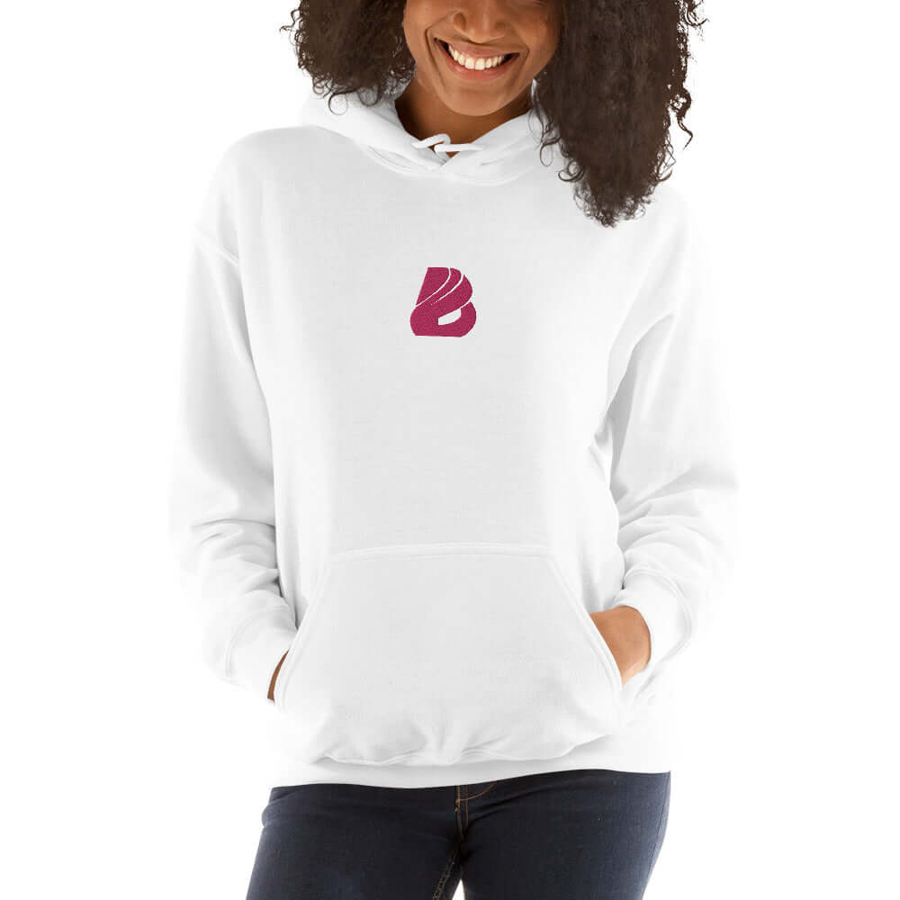 Model wearing Unisex-Kapuzenpullover N°44, cozy white hoodie with pink logo, ideal for cool evenings, made of cotton and polyester blend.