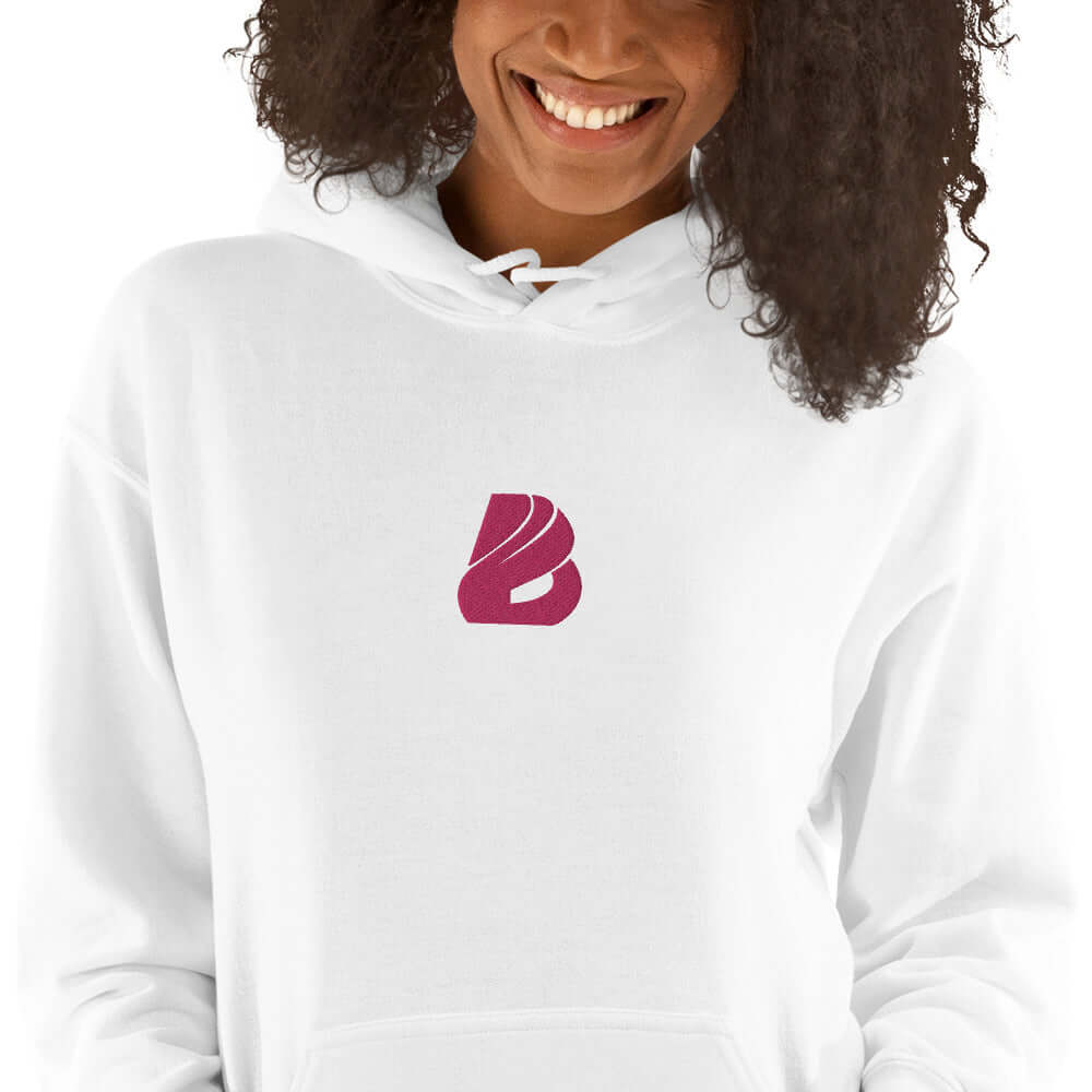Model wearing white Unisex-Kapuzenpullover N°44 with stylish logo, perfect blend of comfort and style for cozy evenings.