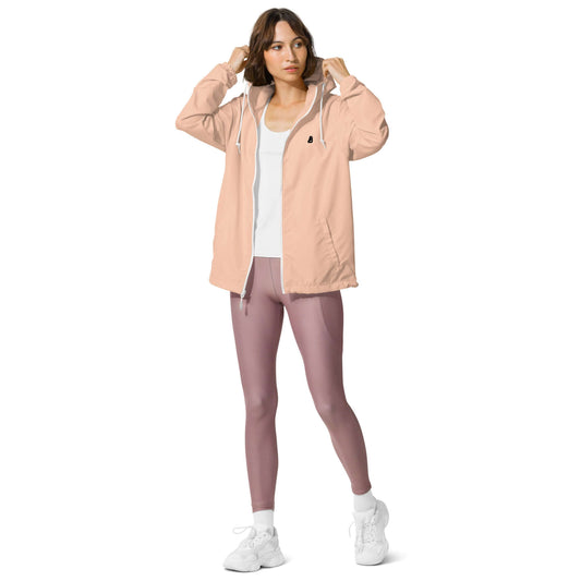 Model wearing Leichter Unisex-Windbreaker mit Reißverschluss N°0, showcasing lightweight design and waterproof features.