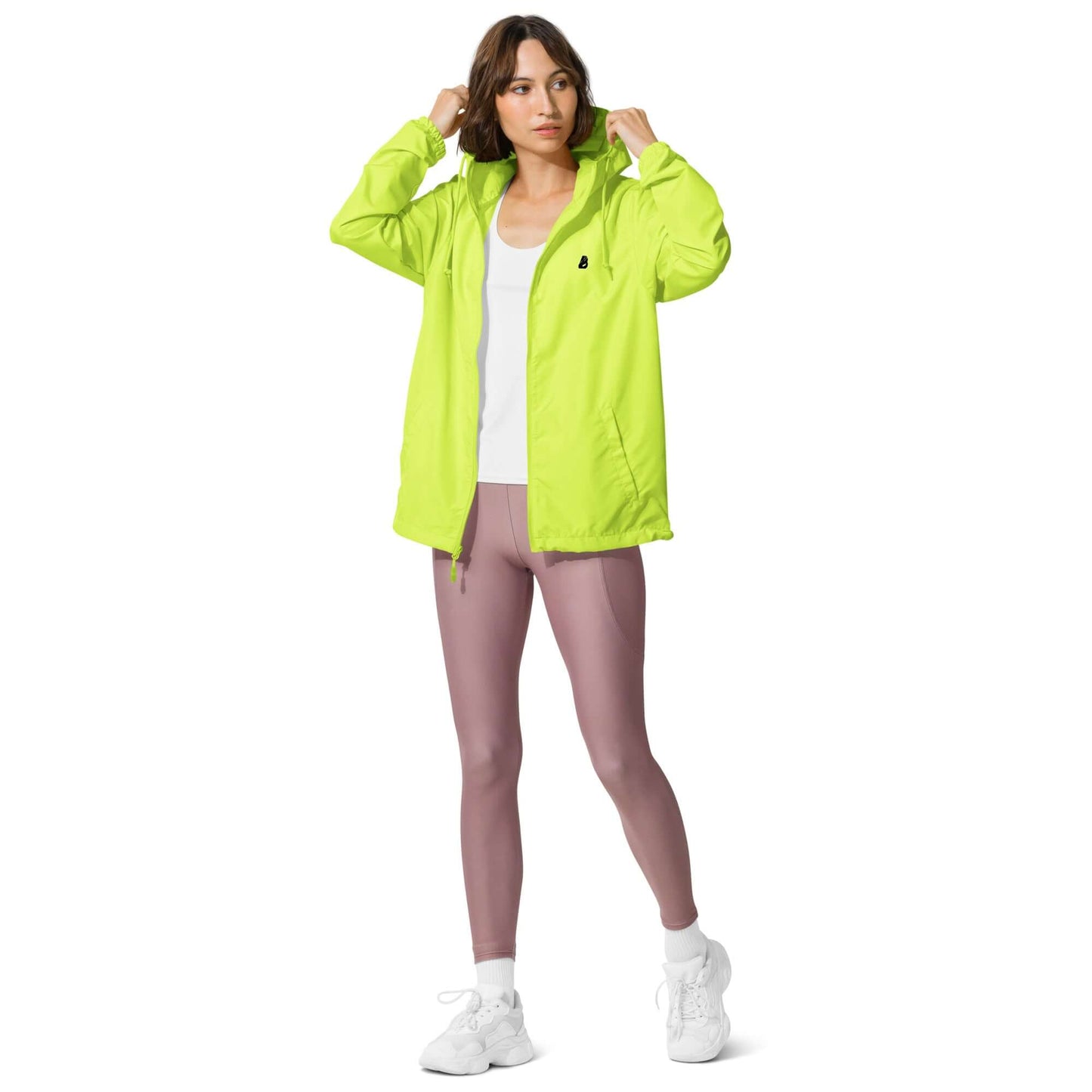 Person wearing Leichter Unisex-Windbreaker mit Reißverschluss N°0, lightweight and waterproof jacket, lime color.