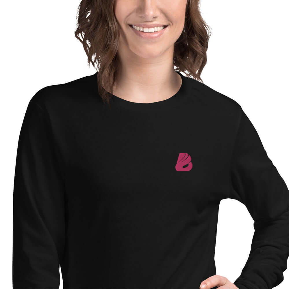 Langärmeliges Unisex-T-Shirt N°0 in Schwarz, aus 100% Baumwolle, getragen von einer Person.