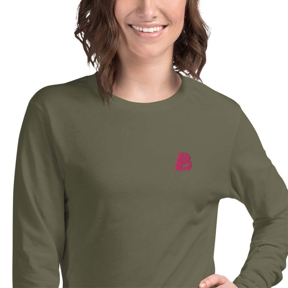 Langärmeliges Unisex-T-Shirt N°0 in olive green, front view with pink logo, perfect for casual or layered outfits.