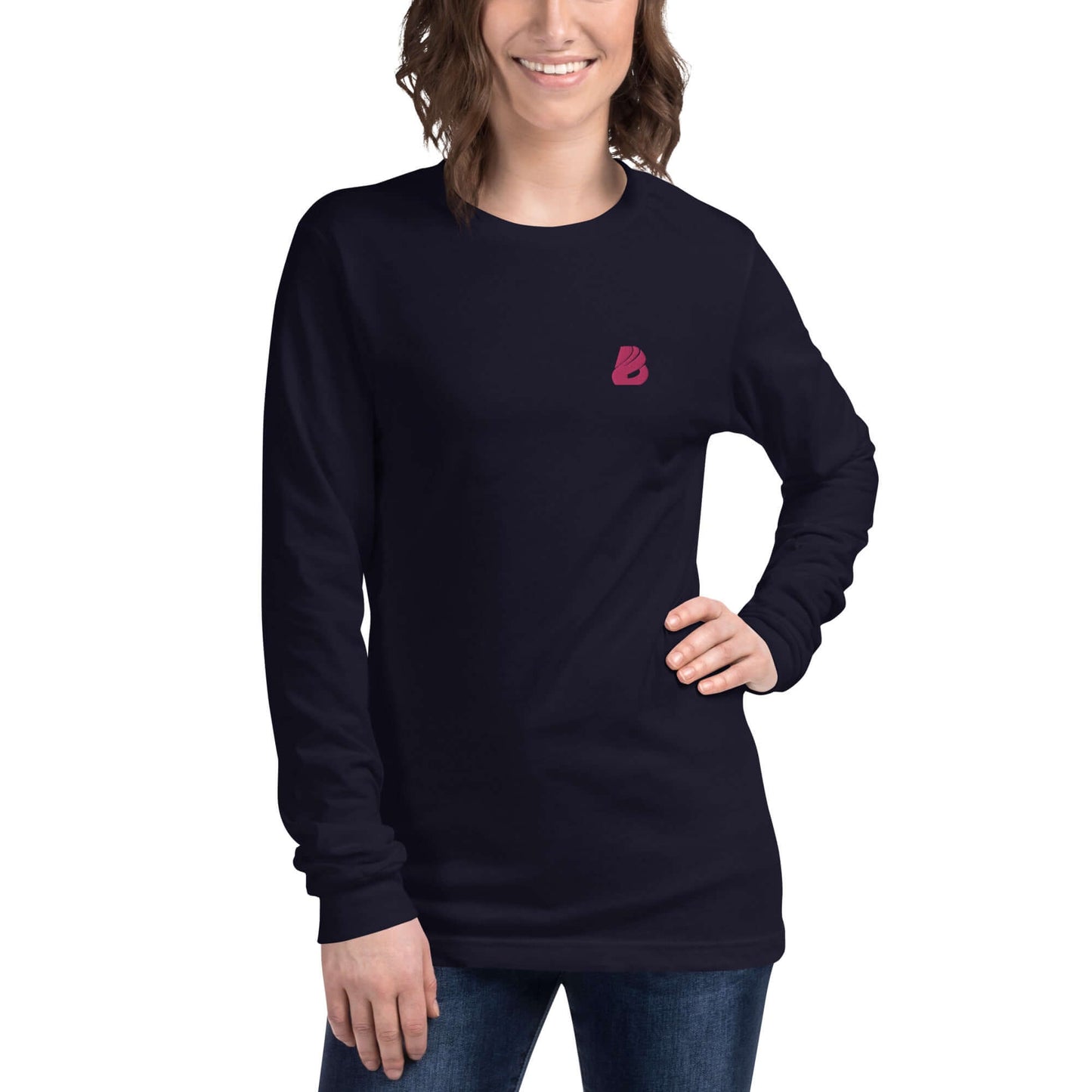 Langärmeliges Unisex-T-Shirt N°0, model wearing black long-sleeve shirt with casual jeans, showcasing versatile fashion.