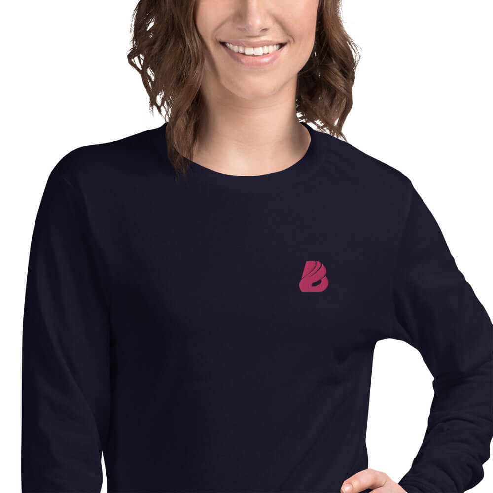 Dame trägt Langärmeliges Unisex-T-Shirt N°0 in dunkelblau, ideal für lässige oder professionelle Outfits, aus 100 % gekämmter Baumwolle.