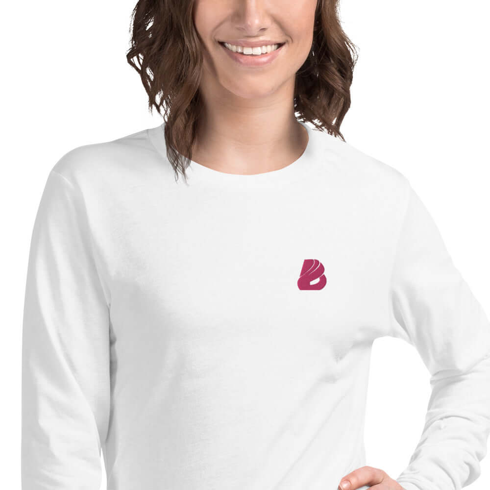Model wearing Langärmeliges Unisex-T-Shirt N°0 in white with pink logo, perfect for casual or professional styling options.