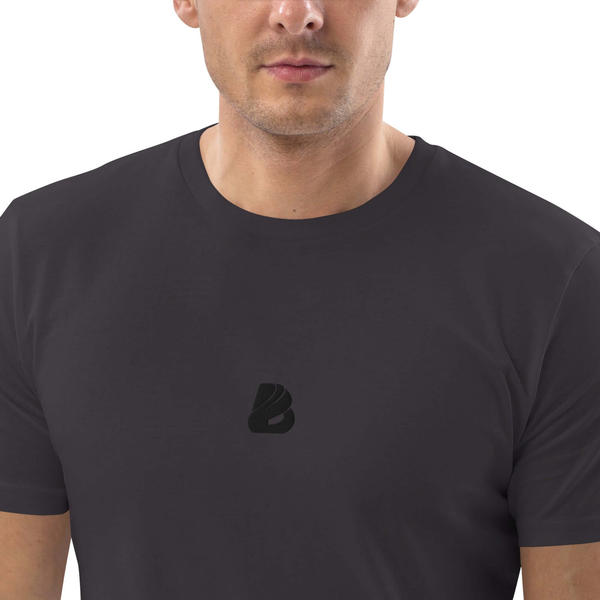 Model wearing Unisex-Bio-Baumwoll-T-Shirt N°0, made of 100% organic ring-spun cotton, black color, medium fit, eco-friendly fashion