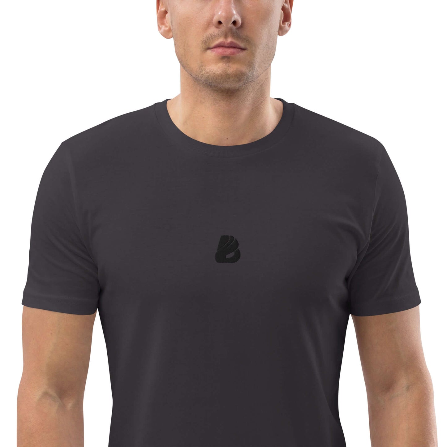 Man wearing the Unisex-Bio-Baumwoll-T-Shirt N°0 made from 100% organic cotton, emphasizing its eco-friendly and comfortable design.
