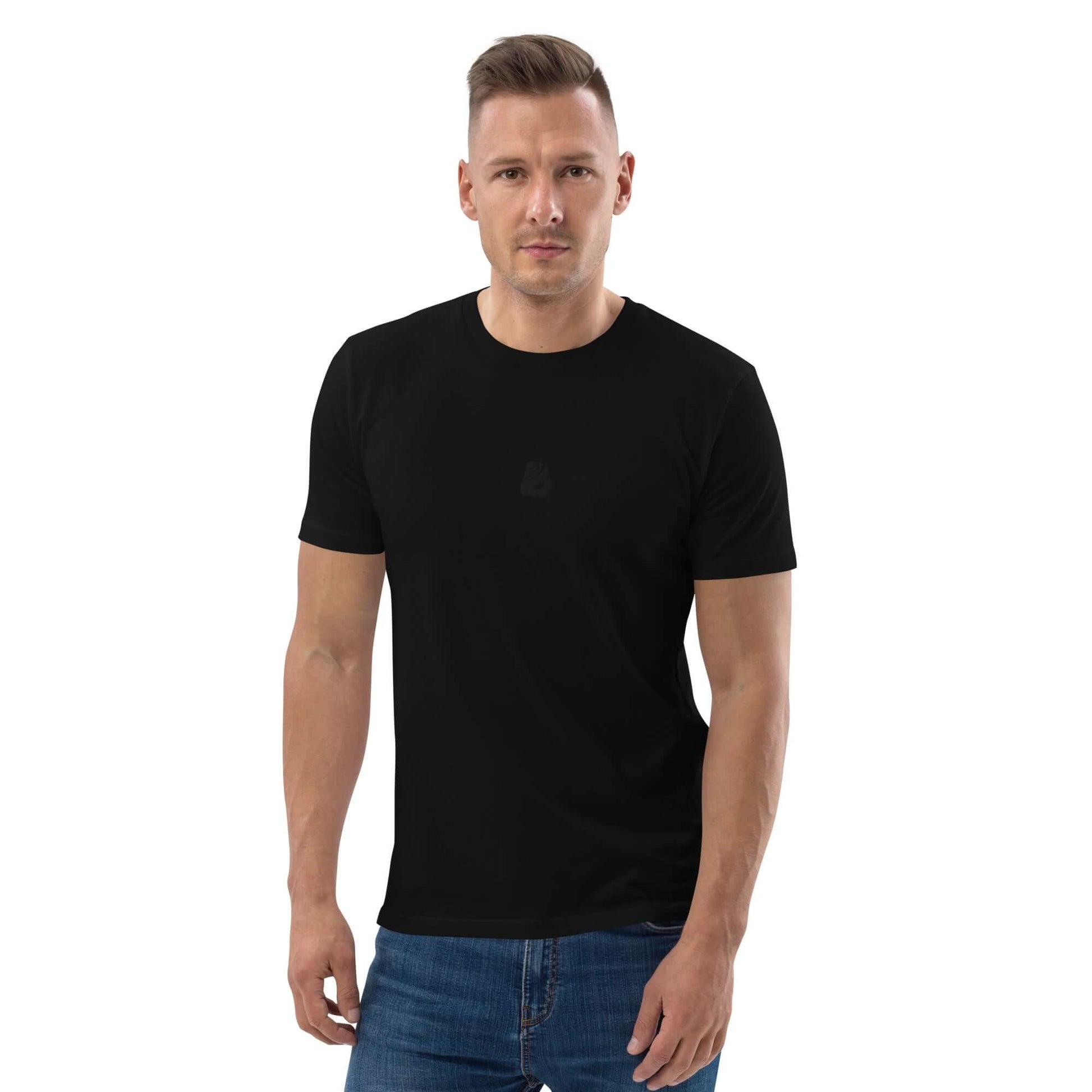 Model wearing Unisex-Bio-Baumwoll-T-Shirt N°0, 100% organic cotton, black color, medium-fit, eco-friendly fashion