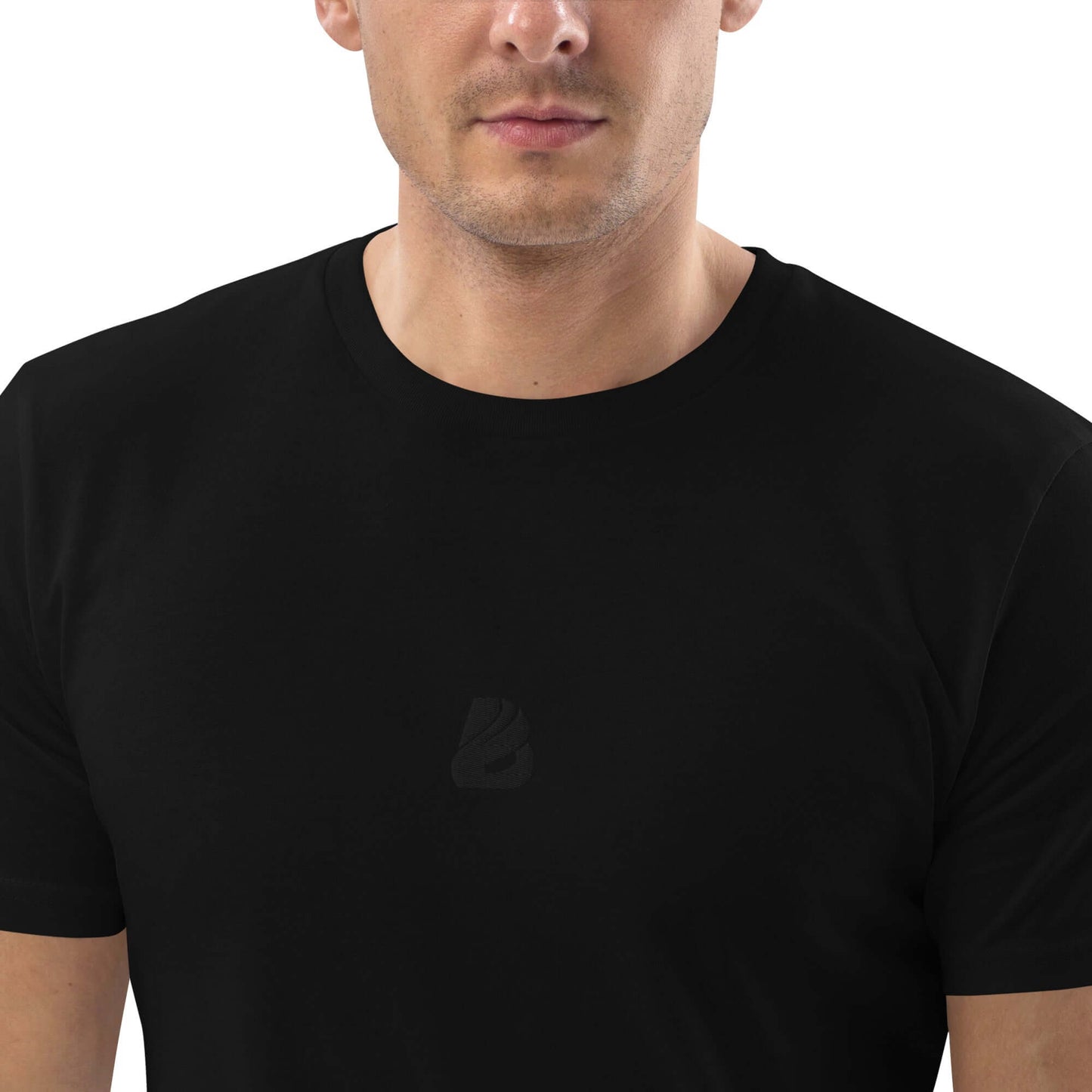 Man wearing Unisex-Bio-Baumwoll-T-Shirt N°0 made from organic cotton, featuring a comfortable medium-fit and eco-friendly design.