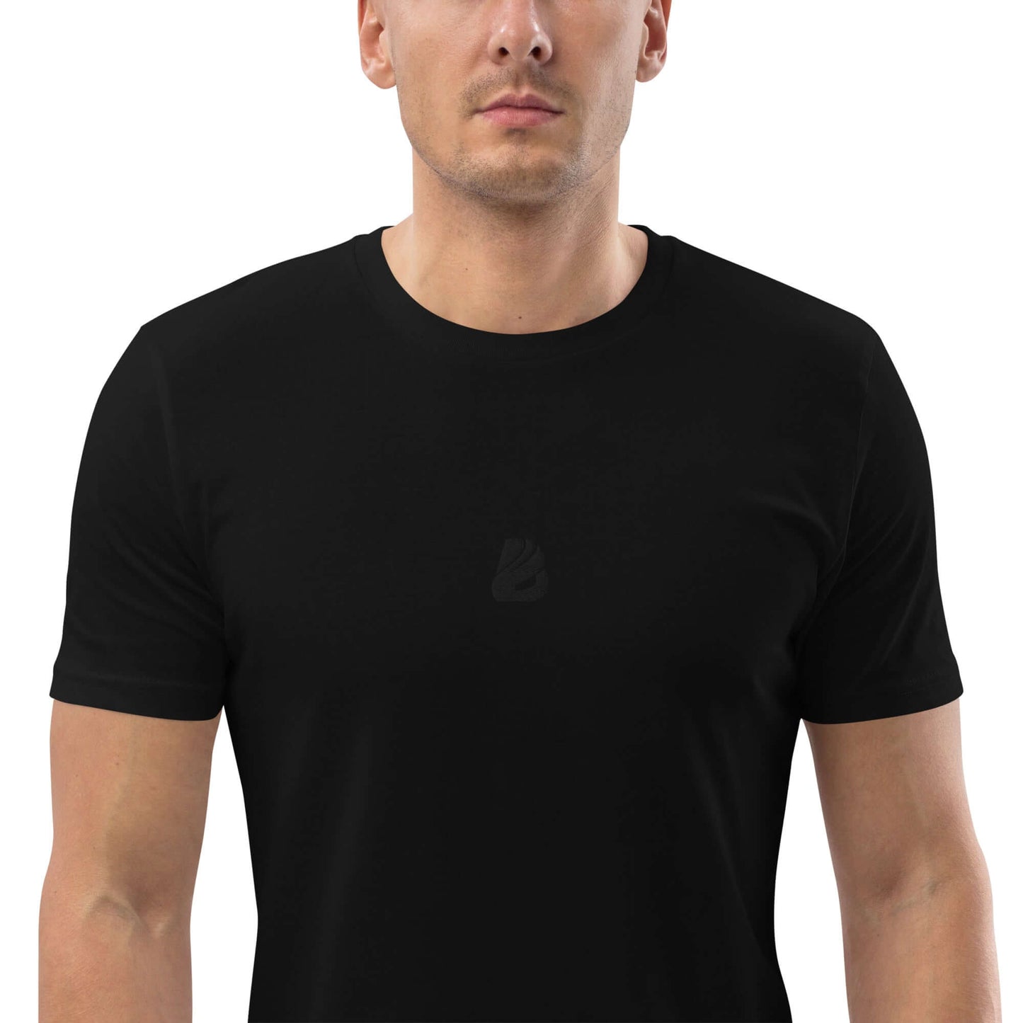 Man wearing Unisex-Bio-Baumwoll-T-Shirt N°0 made from 100% organic ring-spun cotton for comfort and sustainability.