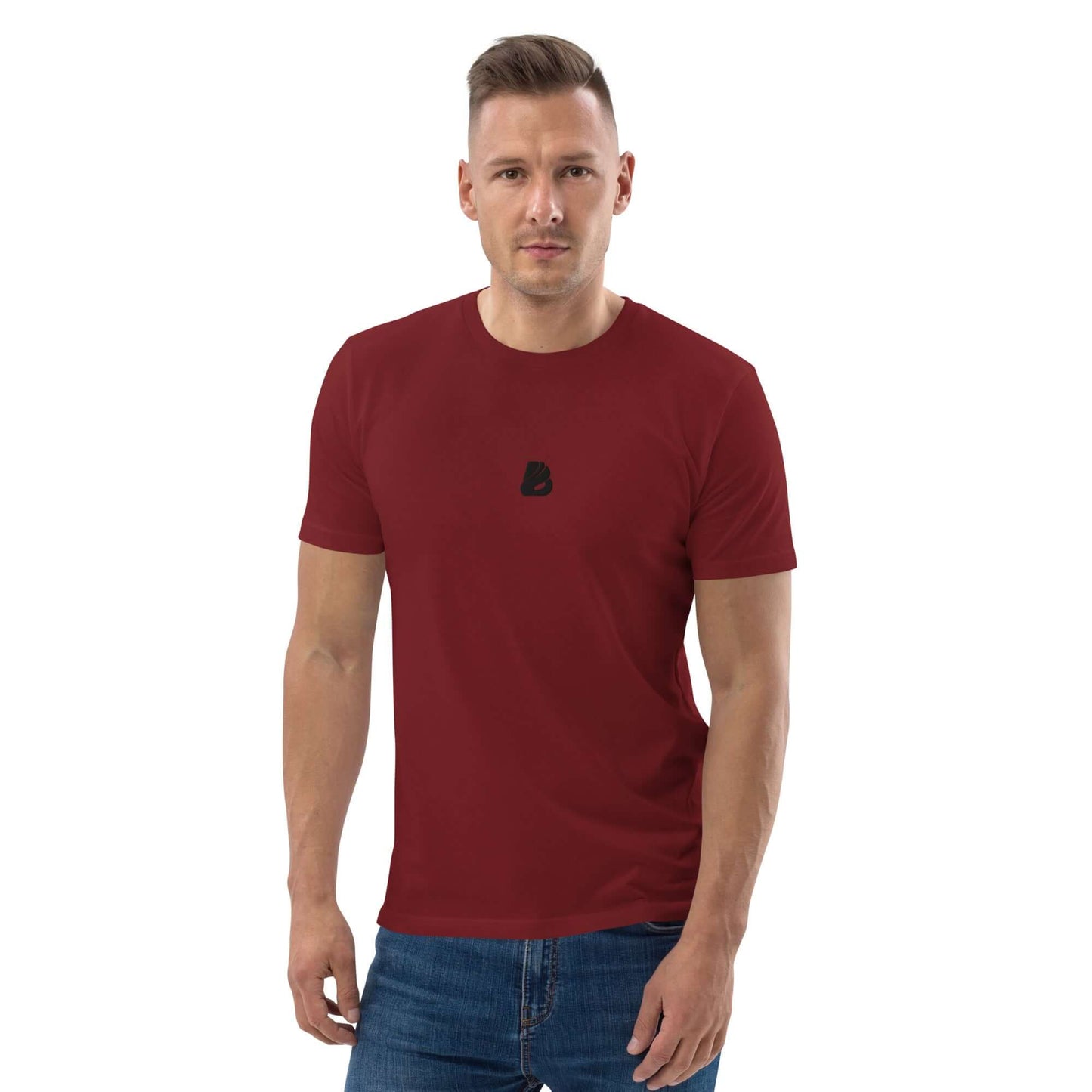 Model wearing Unisex-Bio-Baumwoll-T-Shirt N°0 in red with short sleeves.