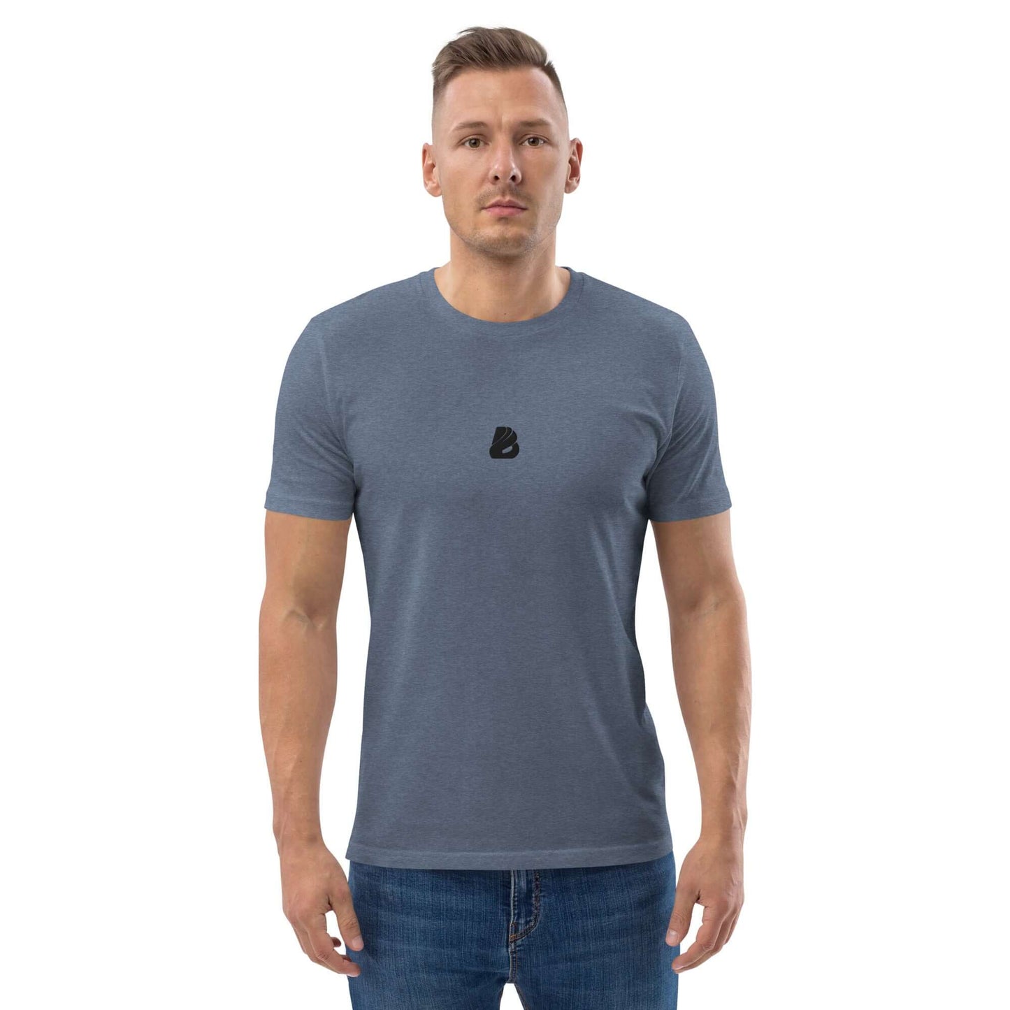 Model wearing Unisex-Bio-Baumwoll-T-Shirt N°0, made from 100% organic ring-spun cotton, showcasing medium-fit and sustainable fashion.