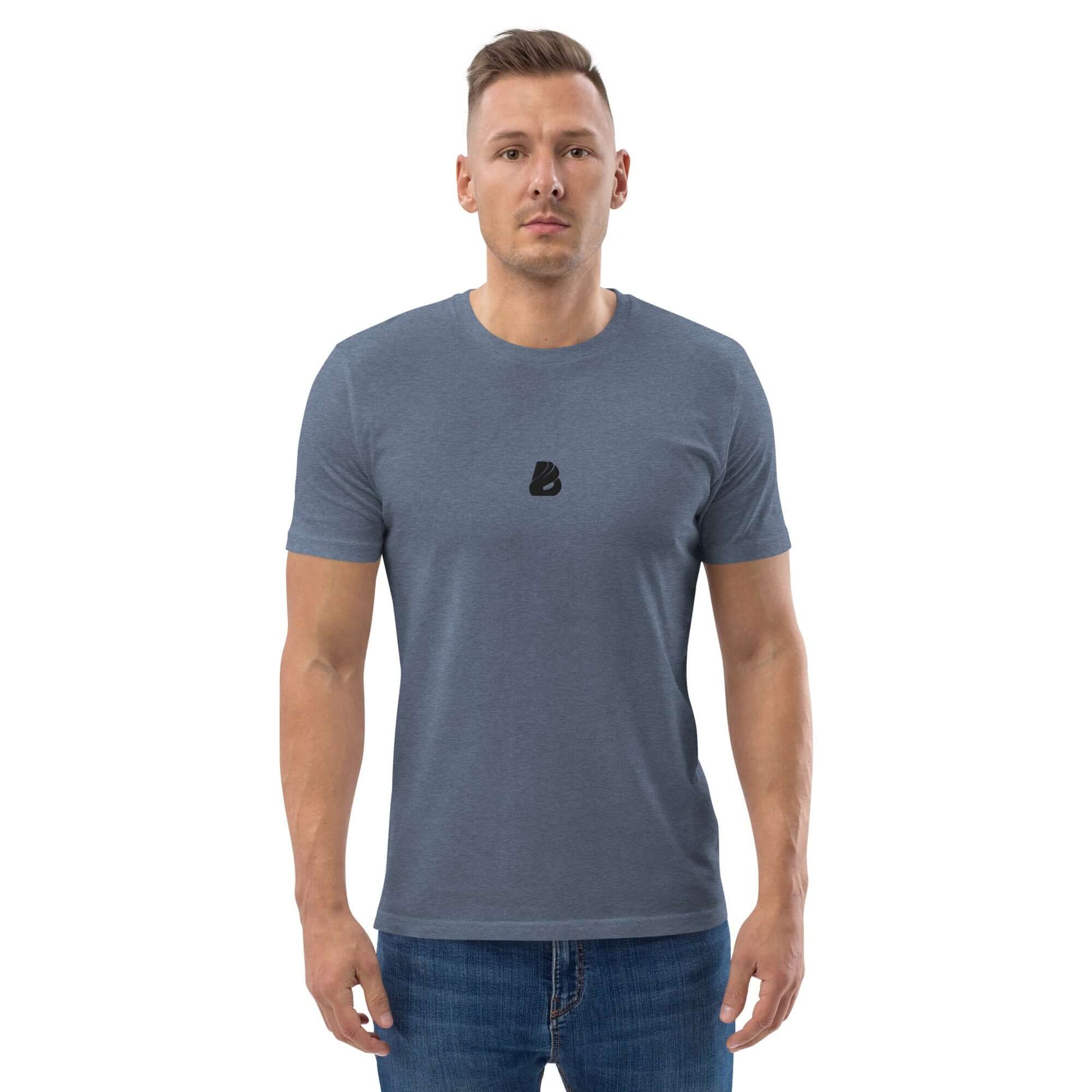 Model wearing Unisex-Bio-Baumwoll-T-Shirt N°0, made from 100% organic ring-spun cotton, showcasing medium-fit and sustainable fashion.