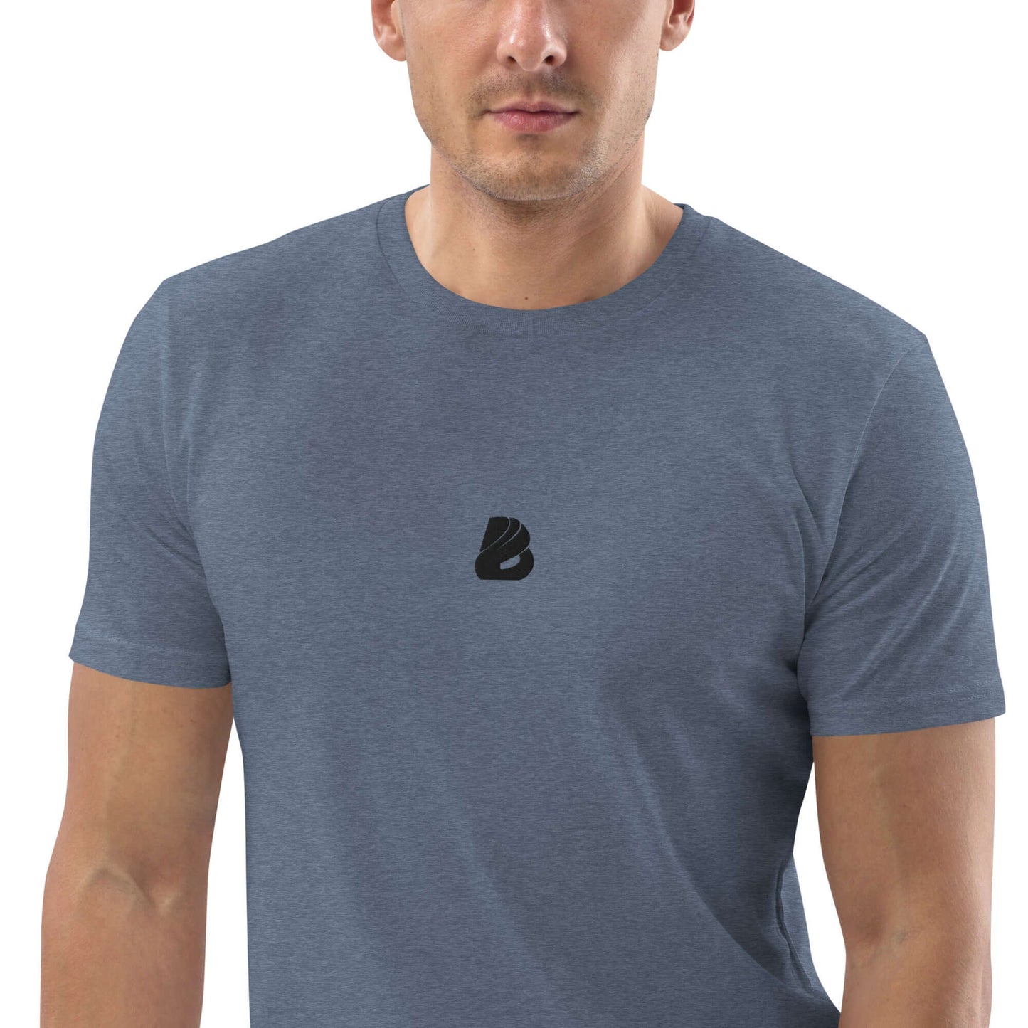 Man wearing blue Unisex-Bio-Baumwoll-T-Shirt N°0, made from organic cotton, featuring a minimalist logo on chest.