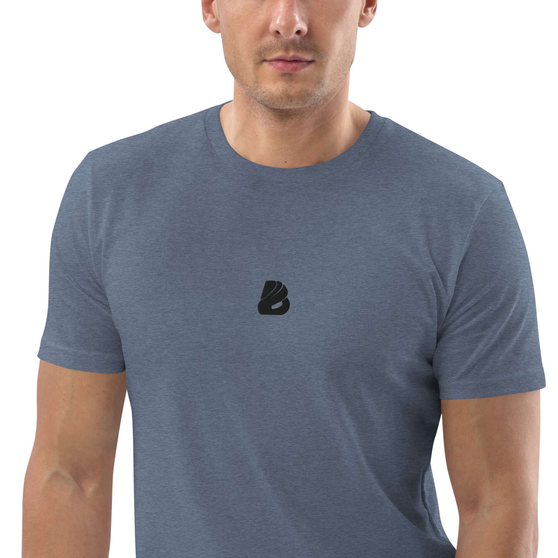 Man wearing blue Unisex-Bio-Baumwoll-T-Shirt N°0, made from organic cotton, featuring a minimalist logo on chest.