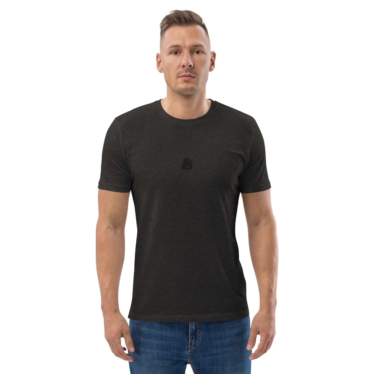 Model wearing Unisex-Bio-Baumwoll-T-Shirt N°0 in black, made from 100% organic ring-spun cotton, showcasing eco-friendly and comfortable fit