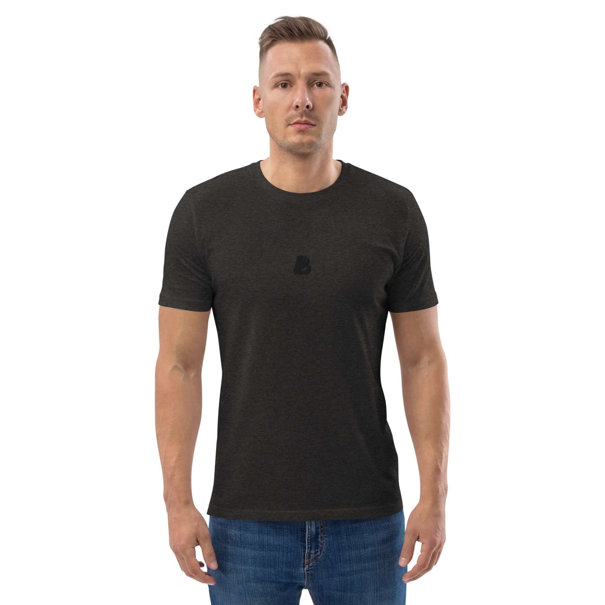 Model wearing Unisex-Bio-Baumwoll-T-Shirt N°0 in black, made from 100% organic ring-spun cotton, showcasing eco-friendly and comfortable fit