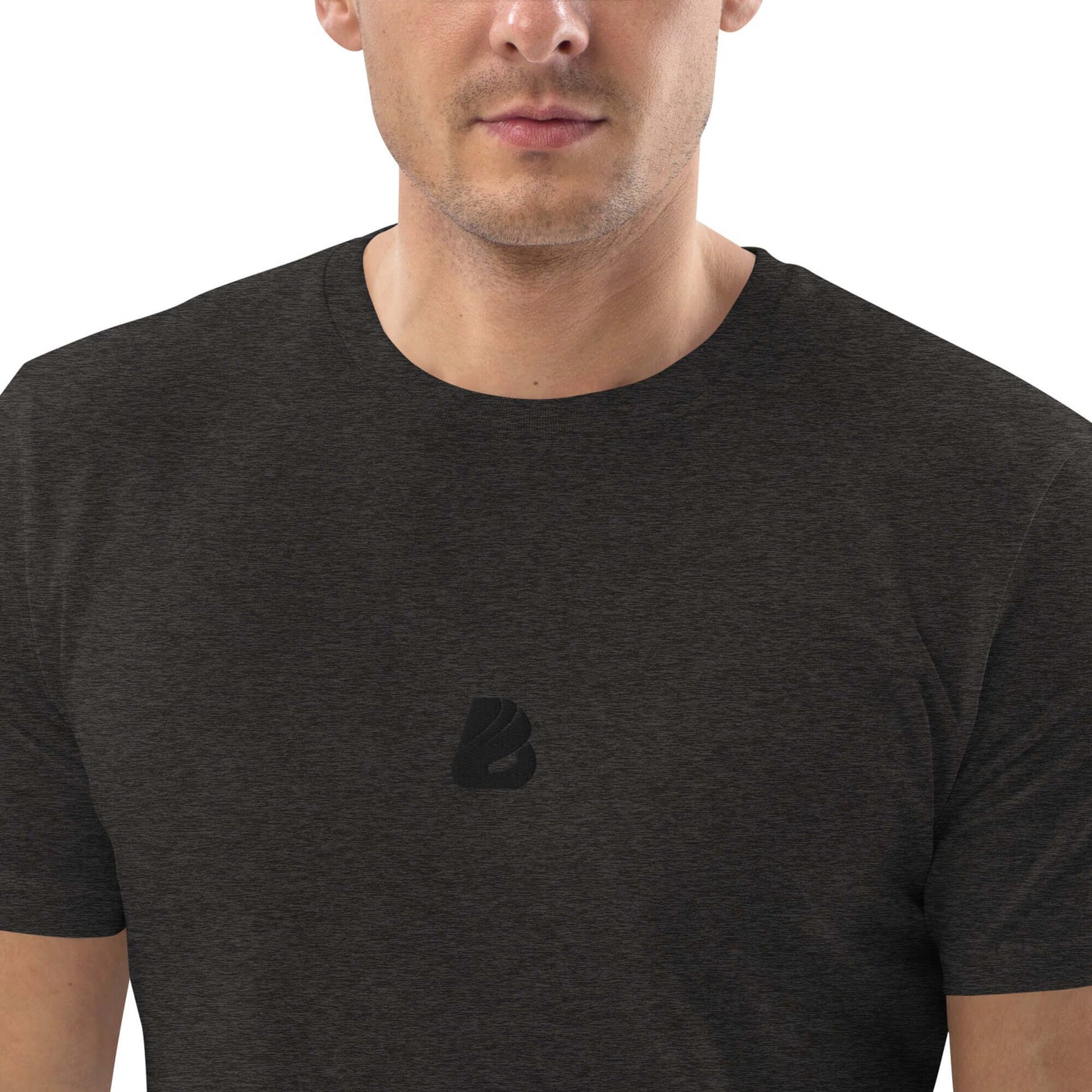 Model wearing Unisex-Bio-Baumwoll-T-Shirt N°0 made from organic cotton, eco-friendly design, comfortable fit in dark color