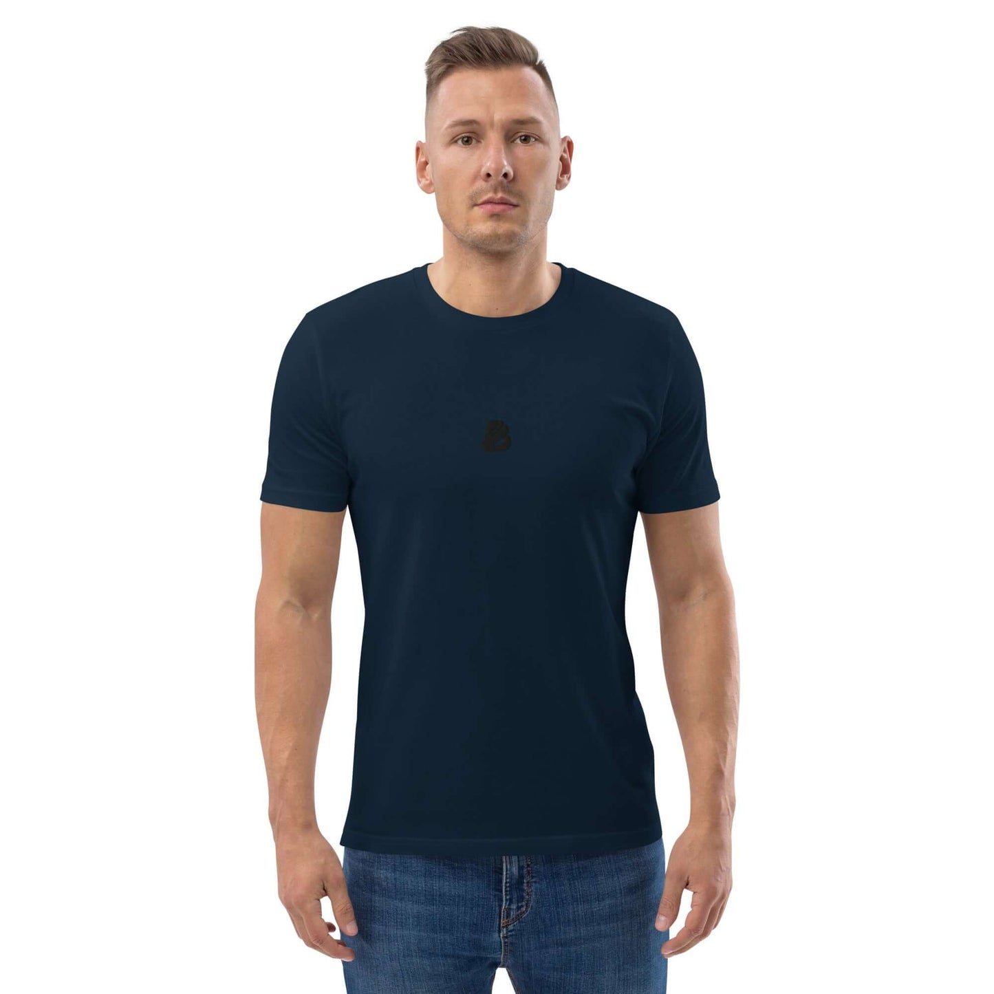Model wearing Unisex-Bio-Baumwoll-T-Shirt N°0 in navy blue, showcasing eco-friendly fashion made from 100% organic cotton.
