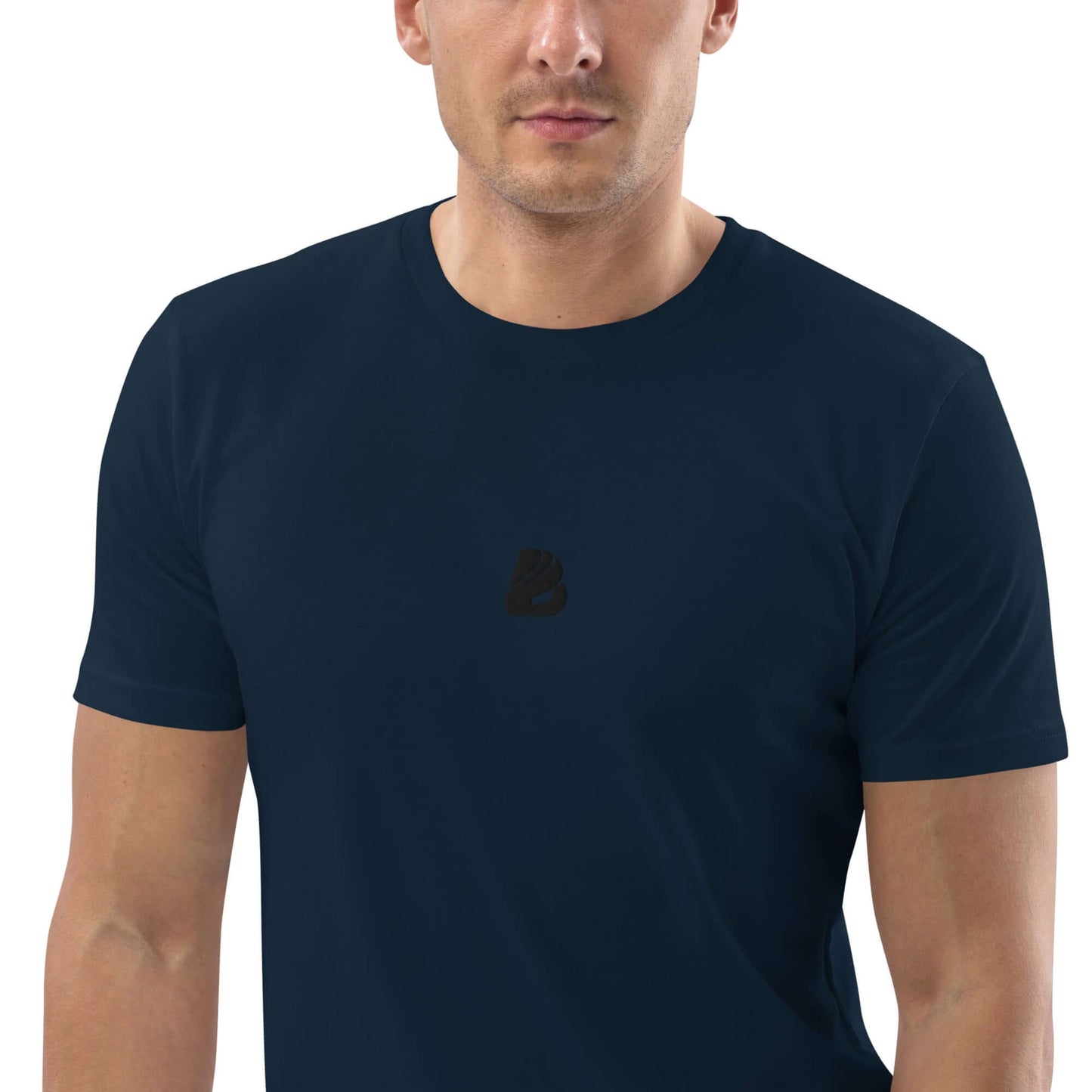 Model wearing Unisex-Bio-Baumwoll-T-Shirt N°0, made from 100% organic ring-spun cotton, eco-friendly and stylish, in navy blue.