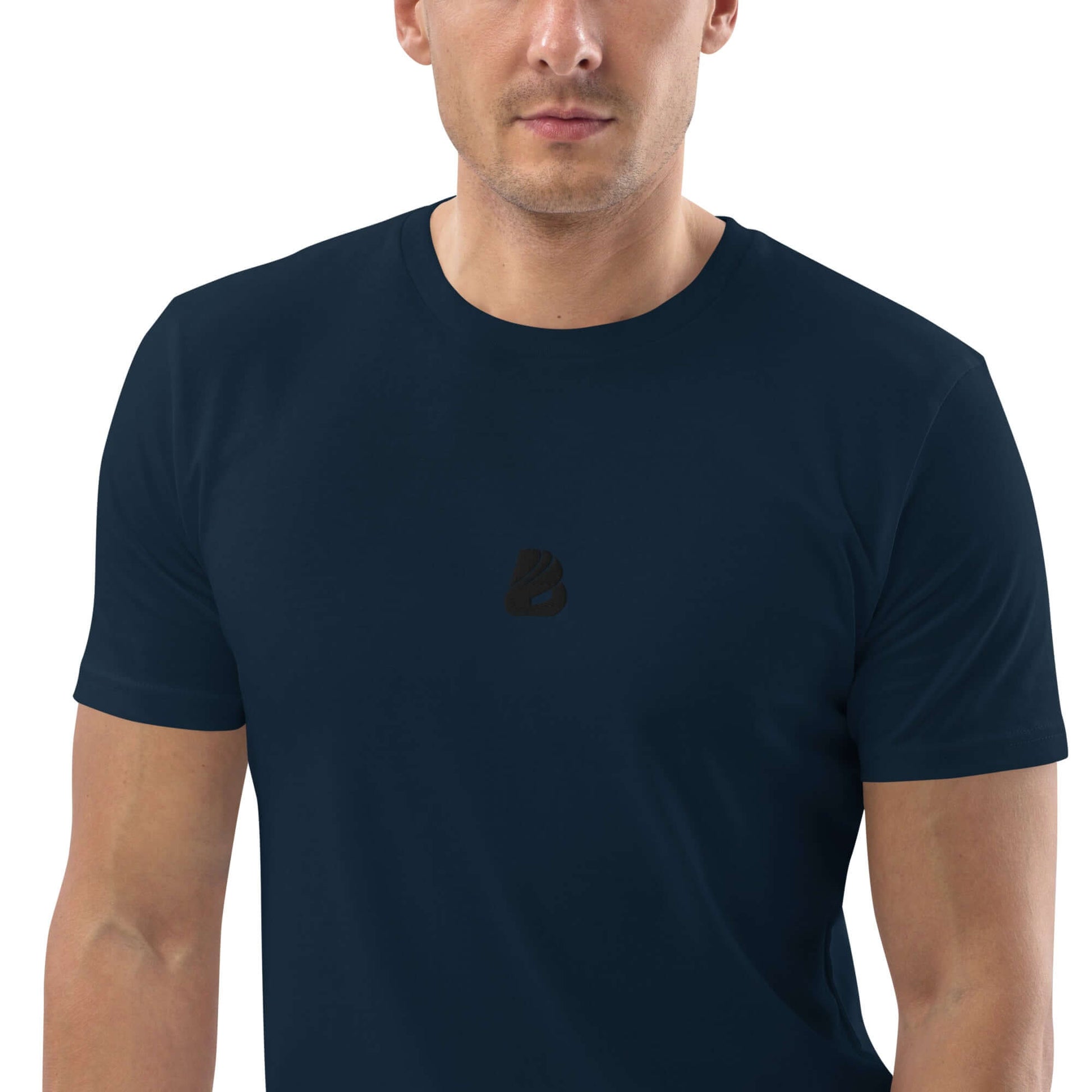 Model wearing Unisex-Bio-Baumwoll-T-Shirt N°0, made from 100% organic ring-spun cotton, eco-friendly and stylish, in navy blue.