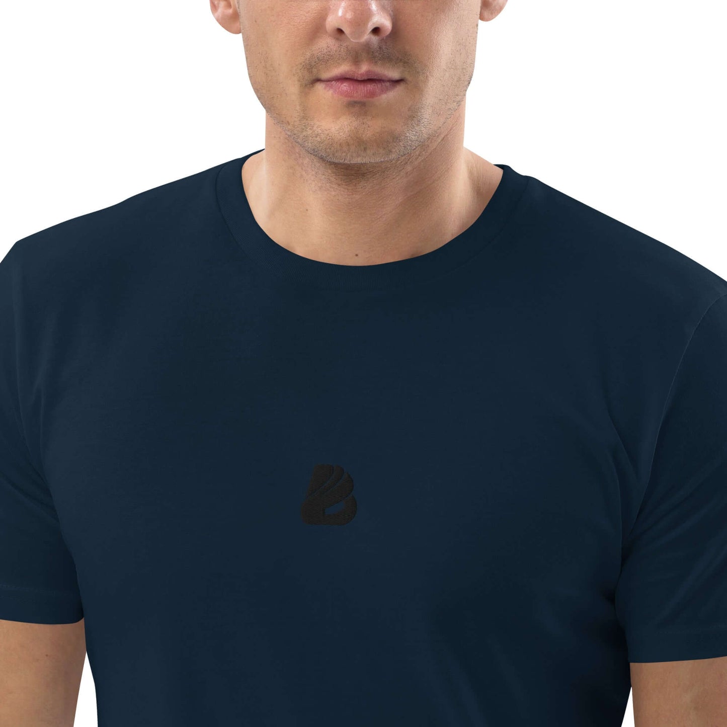 Man wearing Unisex-Bio-Baumwoll-T-Shirt N°0 made from 100% organic cotton, showcasing eco-friendly design and comfort.