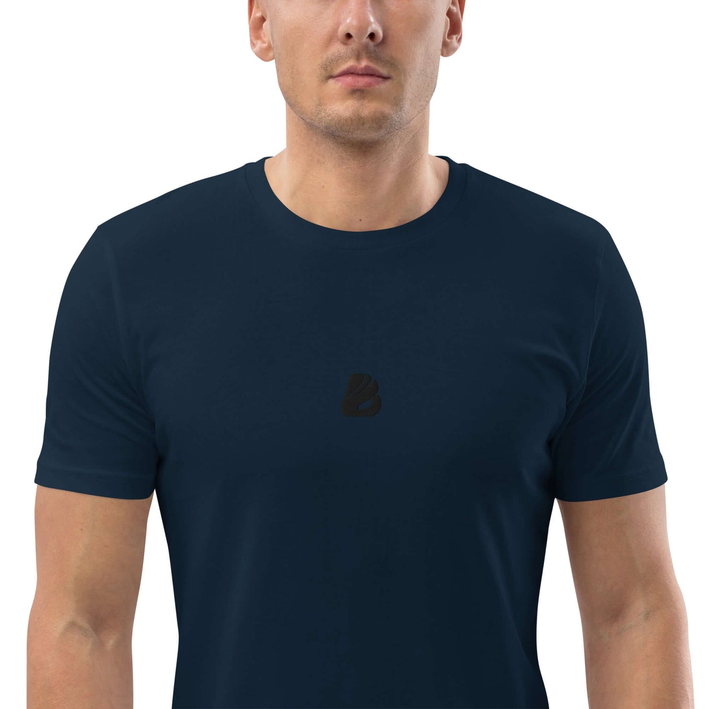 Man wearing Unisex-Bio-Baumwoll-T-Shirt N°0 in navy, made from organic cotton, showcasing eco-friendly fashion.