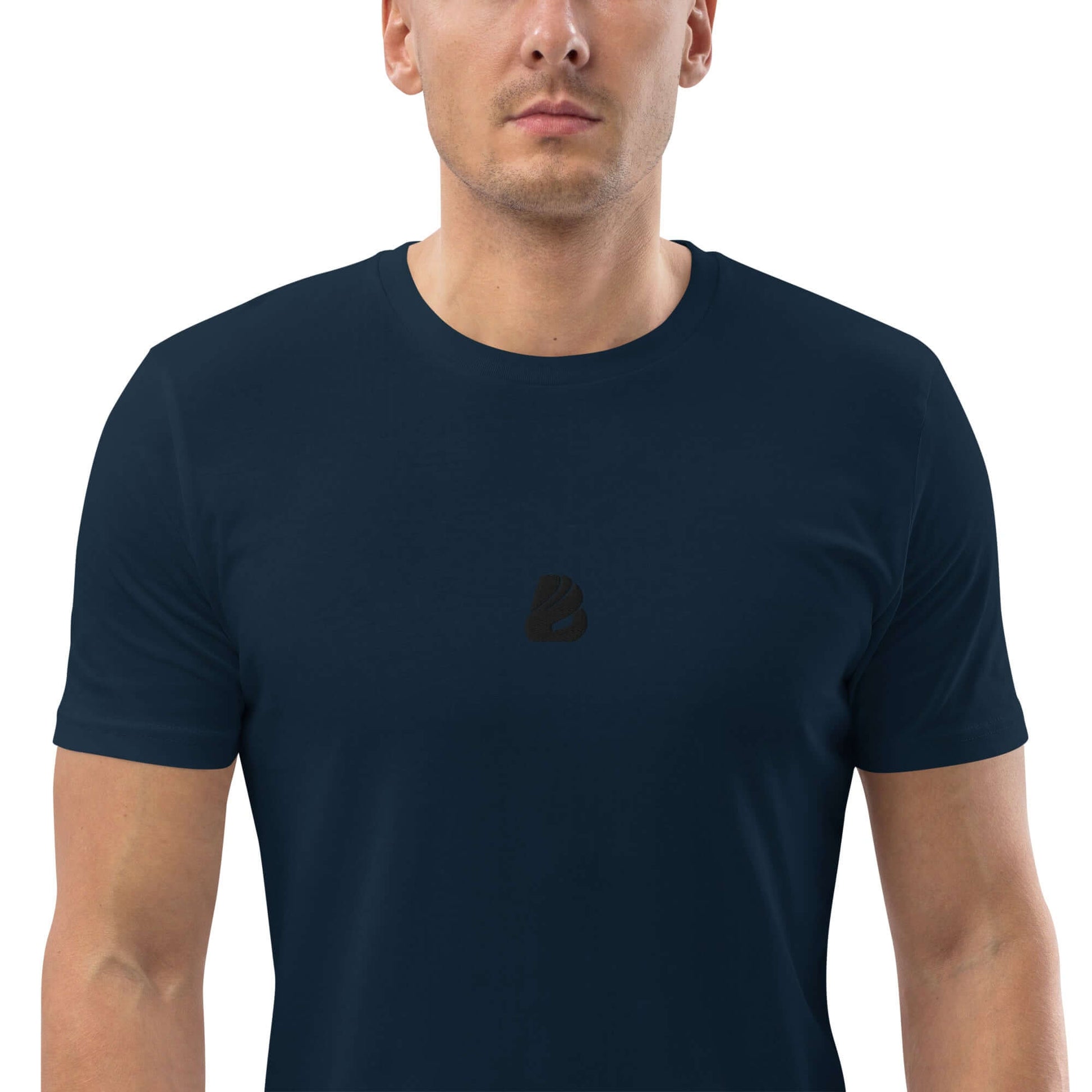 Man wearing Unisex-Bio-Baumwoll-T-Shirt N°0 in navy, made from organic cotton, showcasing eco-friendly fashion.
