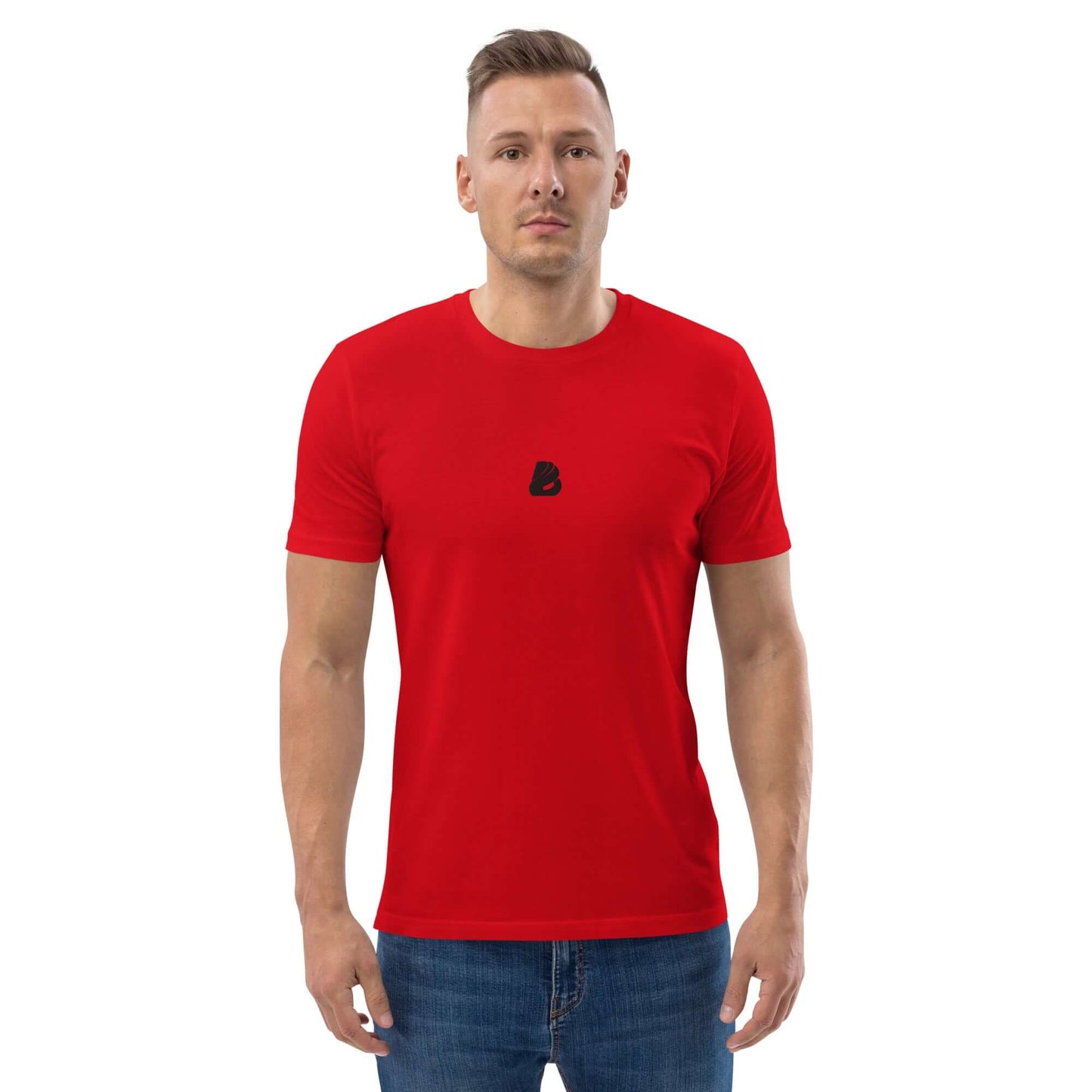 Model wearing a red Unisex-Bio-Baumwoll-T-Shirt N°0 made from organic cotton, showcasing eco-friendly fashion.