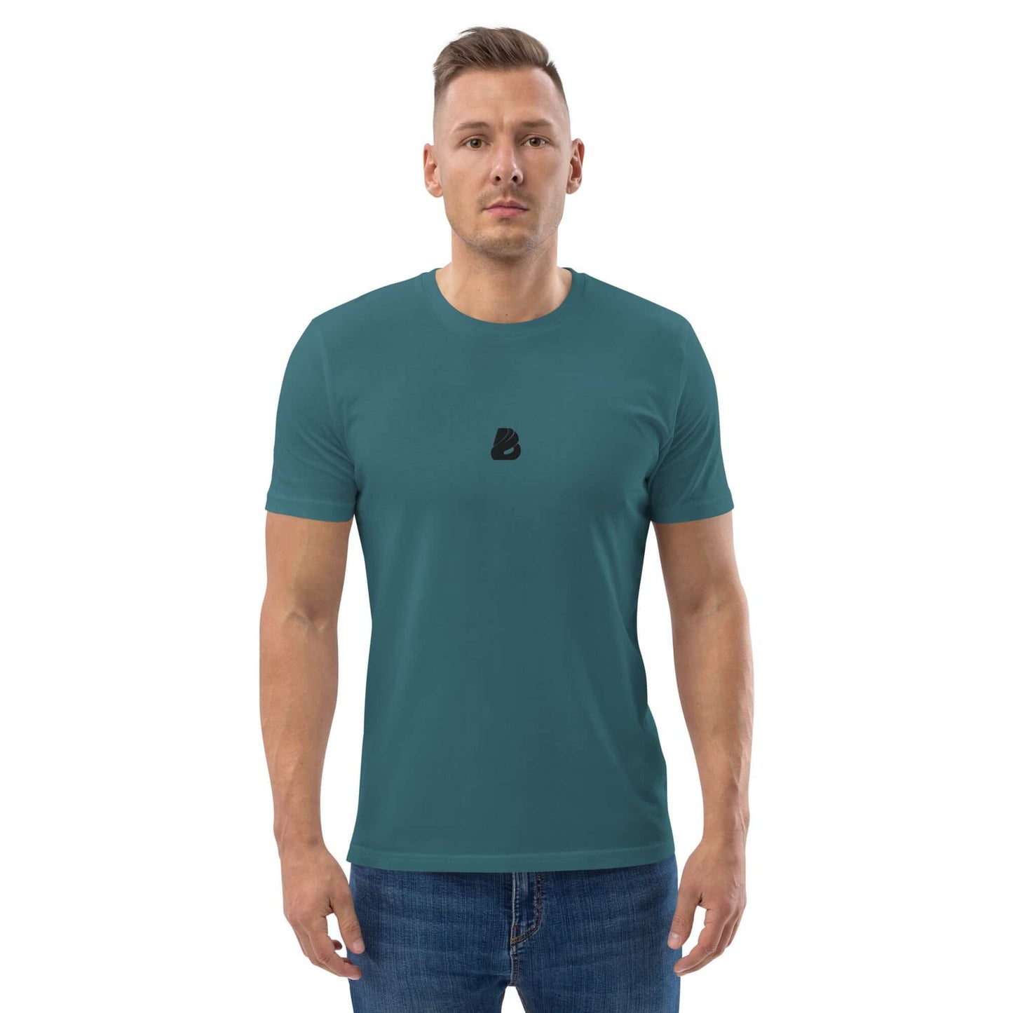 Man wearing Unisex-Bio-Baumwoll-T-Shirt N°0 in blue, made from 100% organic cotton, showcasing sustainable fashion.