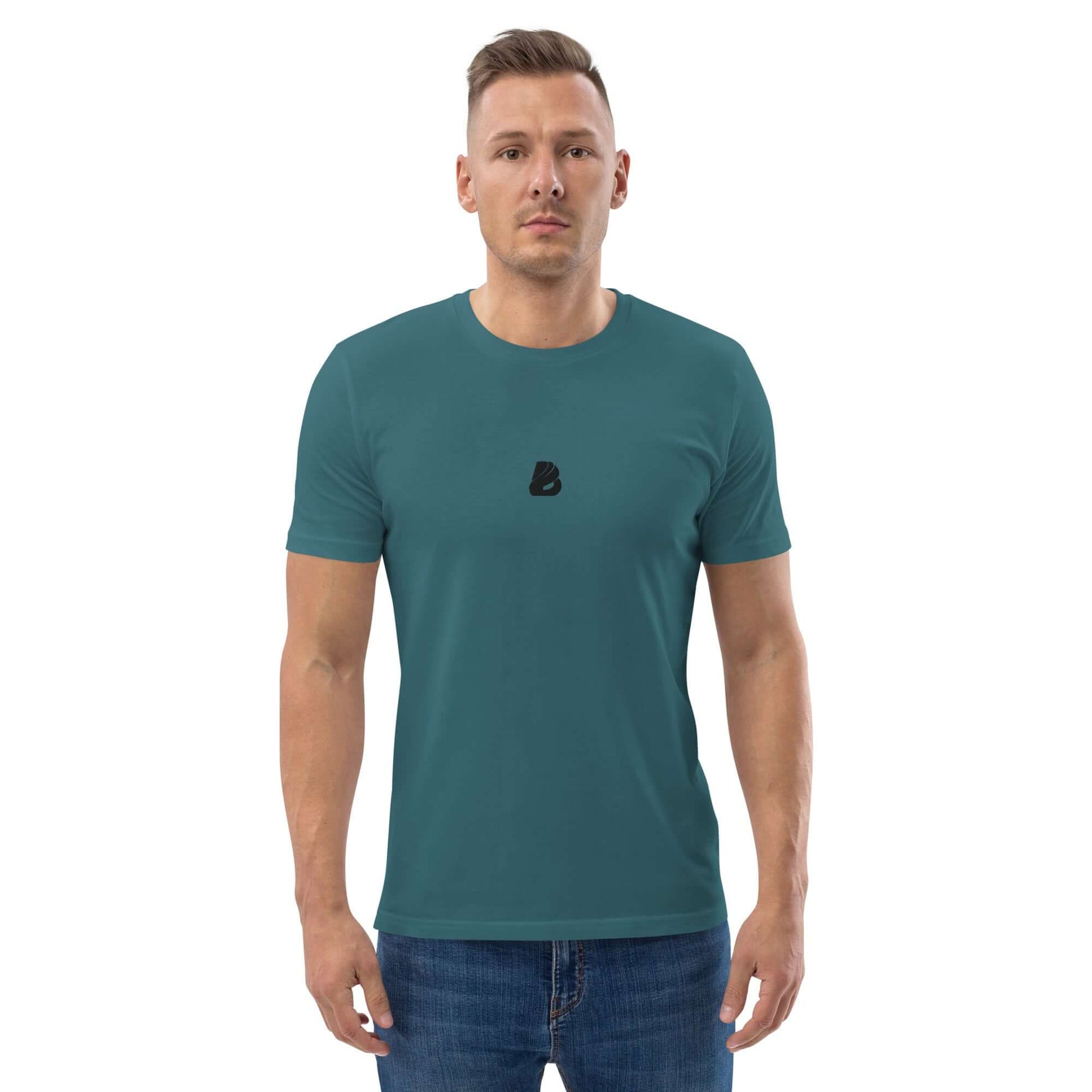 Man wearing Unisex-Bio-Baumwoll-T-Shirt N°0 in blue, made from 100% organic cotton, showcasing sustainable fashion.