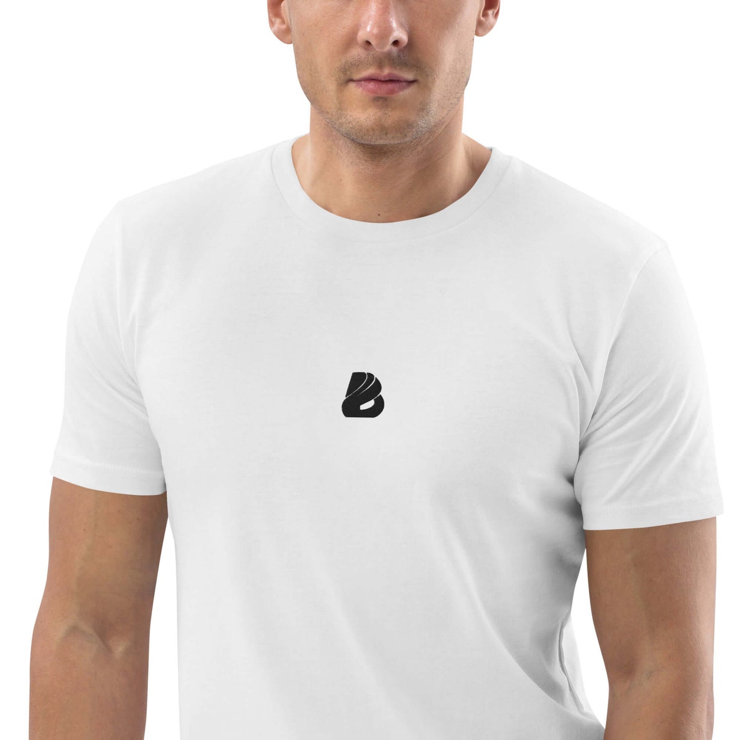 Man wearing a white Unisex-Bio-Baumwoll-T-Shirt N°0 made from organic cotton, featuring a small logo on the chest.