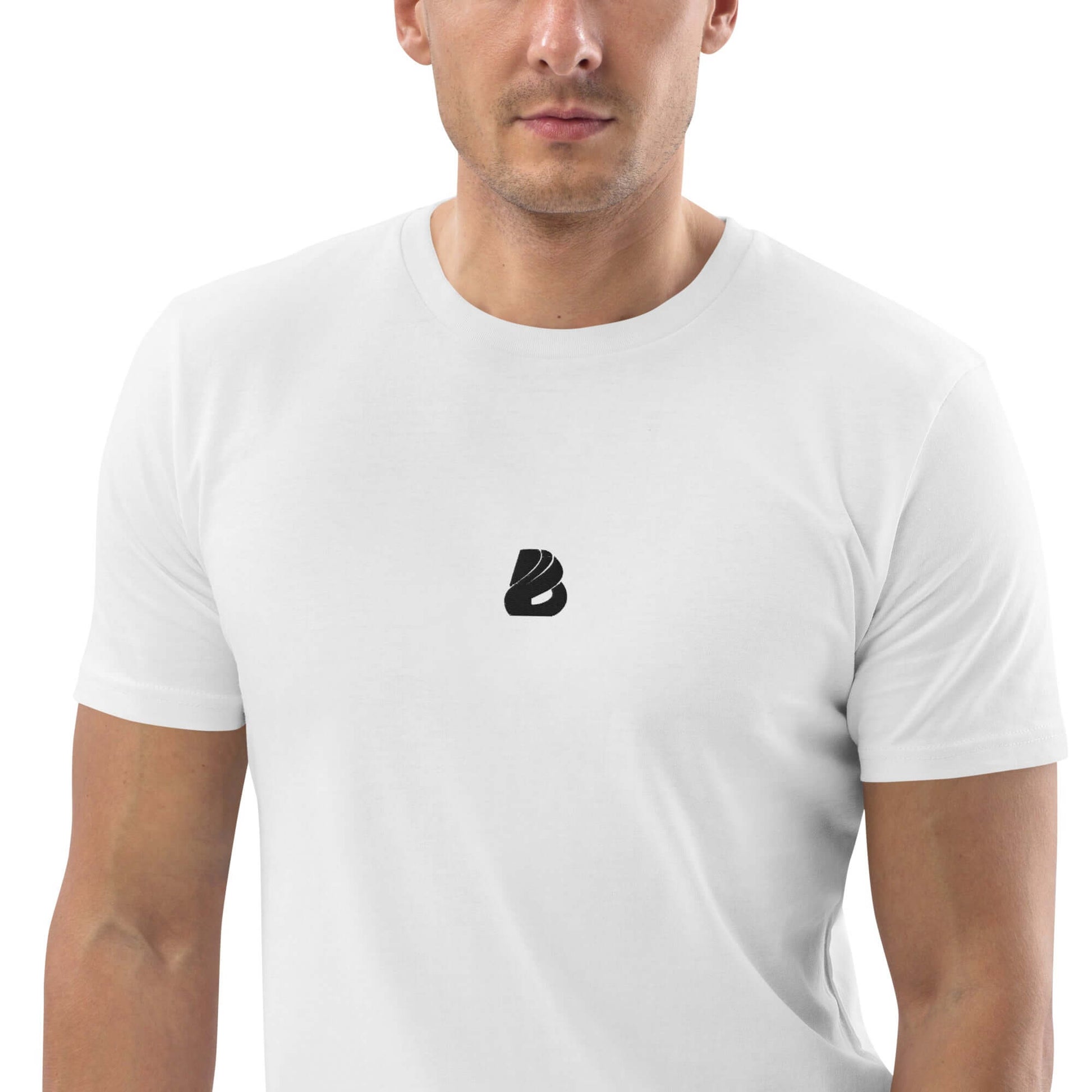 Man wearing a white Unisex-Bio-Baumwoll-T-Shirt N°0 made from organic cotton, featuring a small logo on the chest.