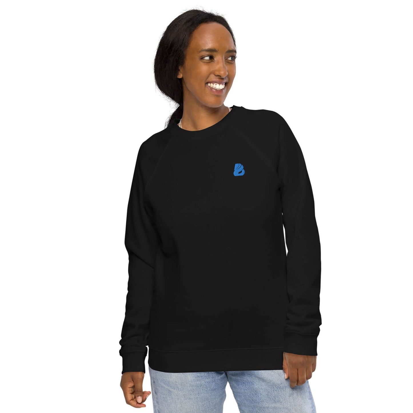Unisex Bio-Raglan-Pullover N°1 in black with blue logo, stylish and cozy 100% organic cotton fleece interior, model wearing jeans.