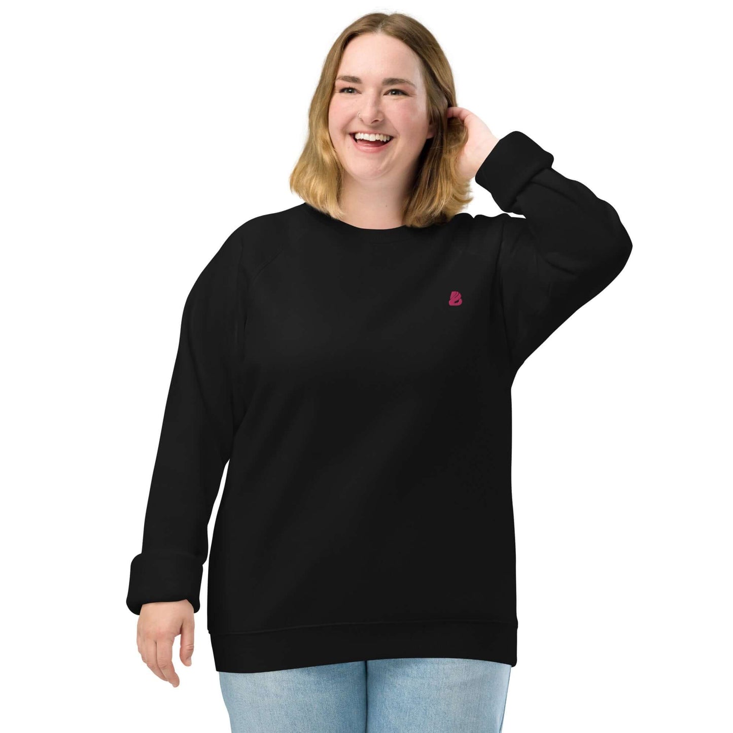 Smiling person wearing Unisex Bio-Raglan-Pullover N°2, showcasing comfort and style with its brushed fleece lining and 100% cotton exterior.